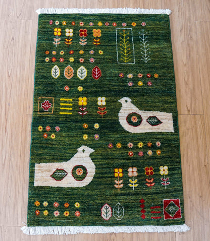  ペルシャ手織りカシュクリギャッベ リズバフト 93×62cm｜緑の草原と鳥のモチーフ・高密度織り ギャベ
