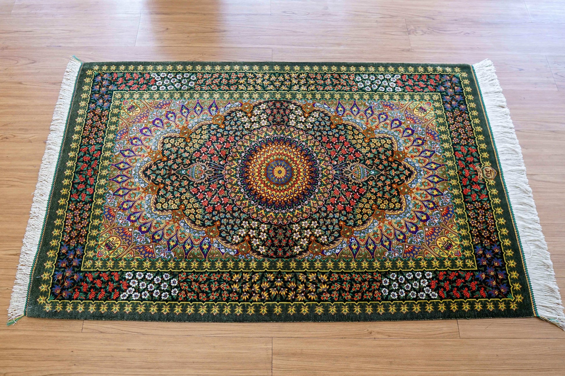  手織りペルシャ絨毯 クム産 タバタバイ工房 100％シルク 126×82cm｜グリーンメダリオン・最高級シルクラグ