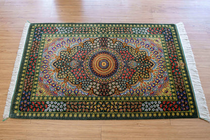 手織りペルシャ絨毯 クム産 タバタバイ工房 100％シルク 126×82cm｜グリーンメダリオン・最高級シルクラグ