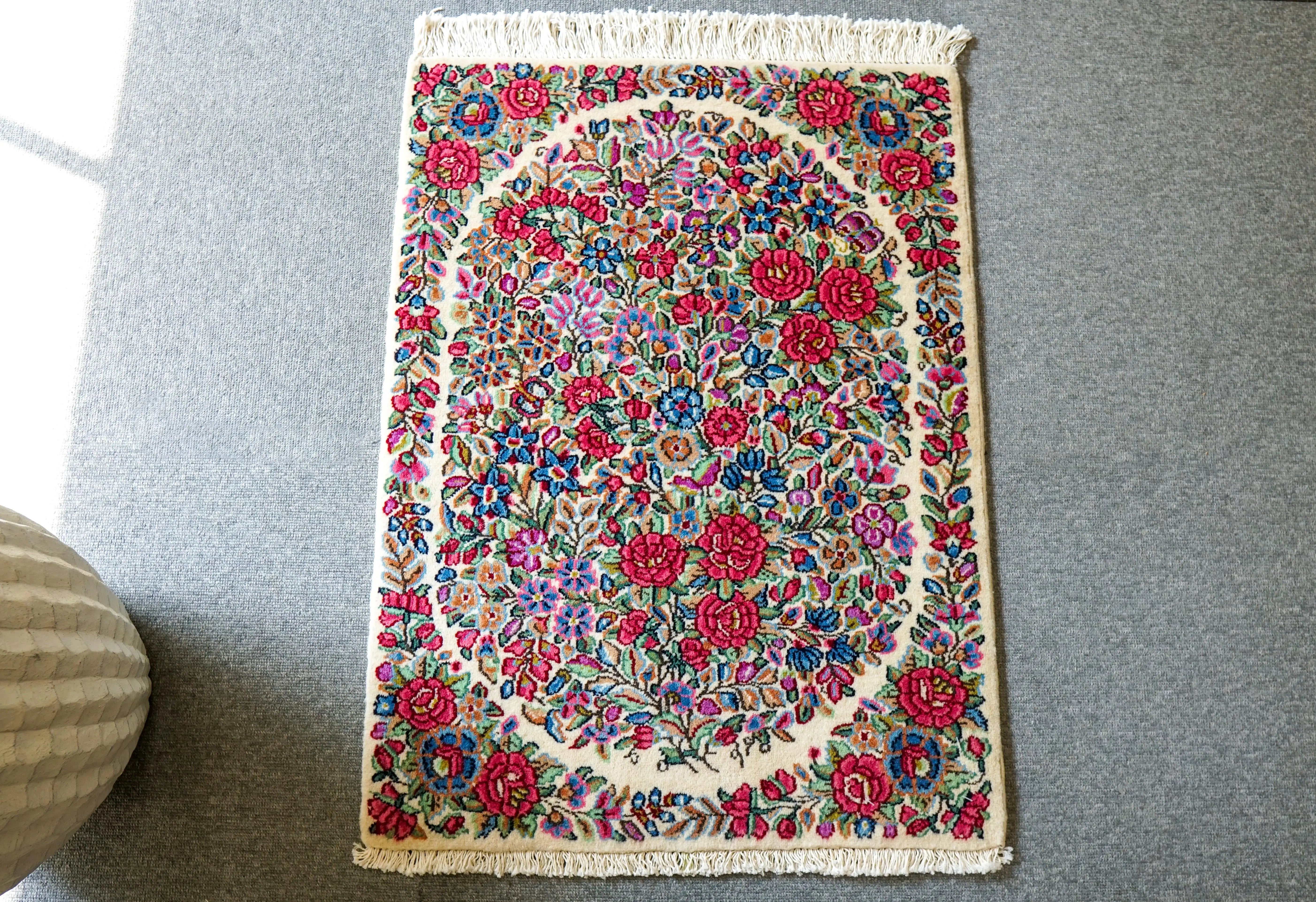 ペルシャ絨毯 ケルマン産 華やかな花柄デザインと上質ウール Decorworks