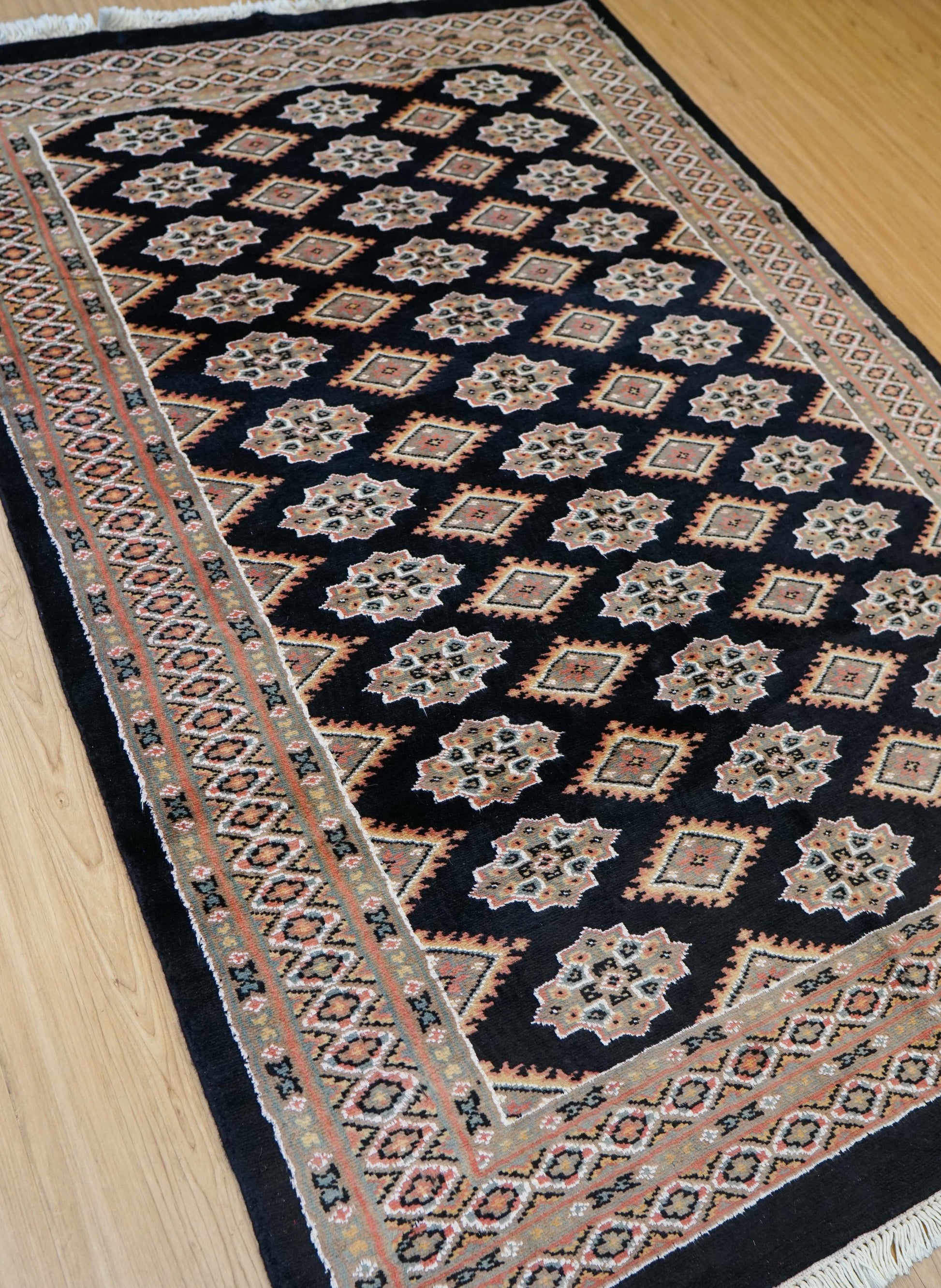  パキスタン手織り絨毯 185×120cm