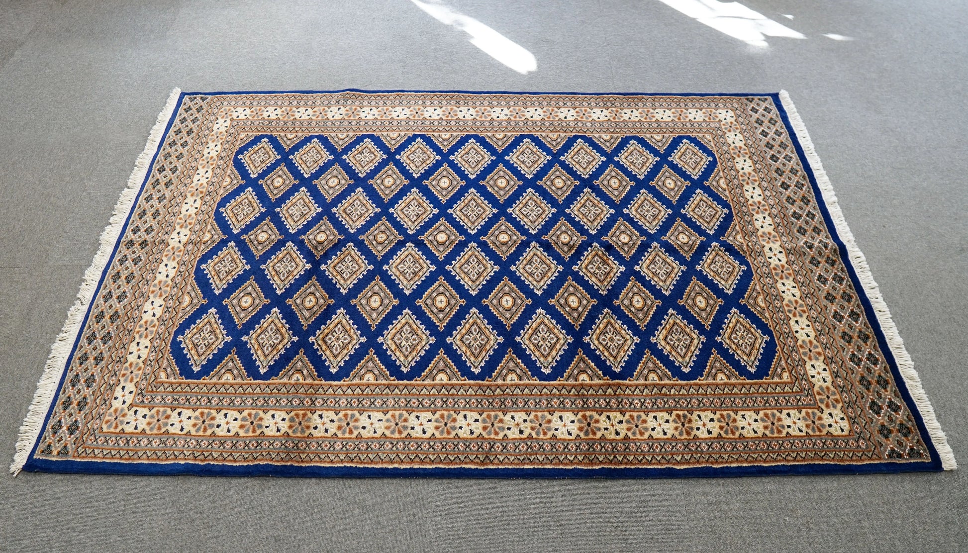 185×126cm パキスタン手織り絨毯 . トライバルラグ　 Decorworks