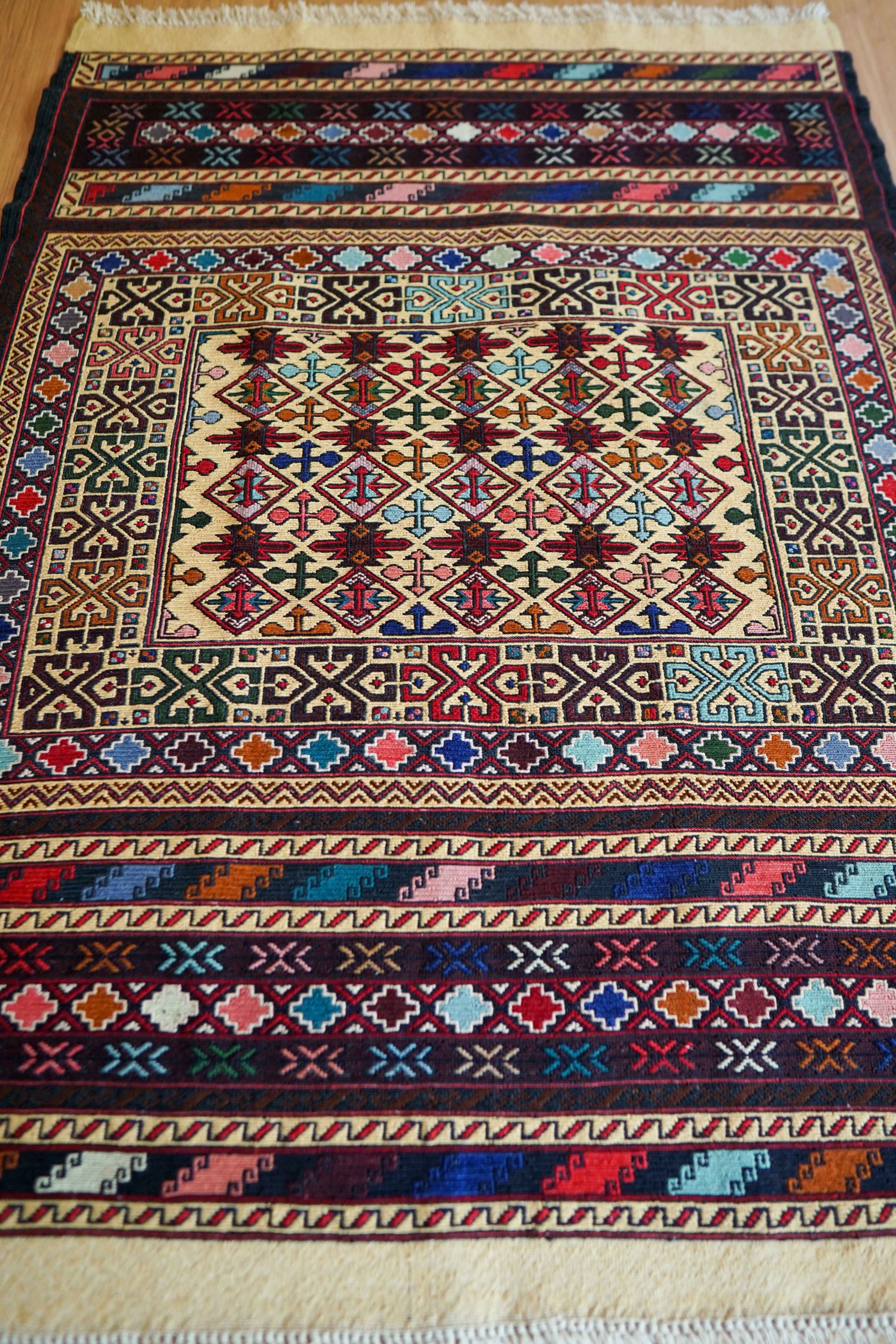  ペルシャ手織りシルジャンキリム トライバルラグ 146×105cm