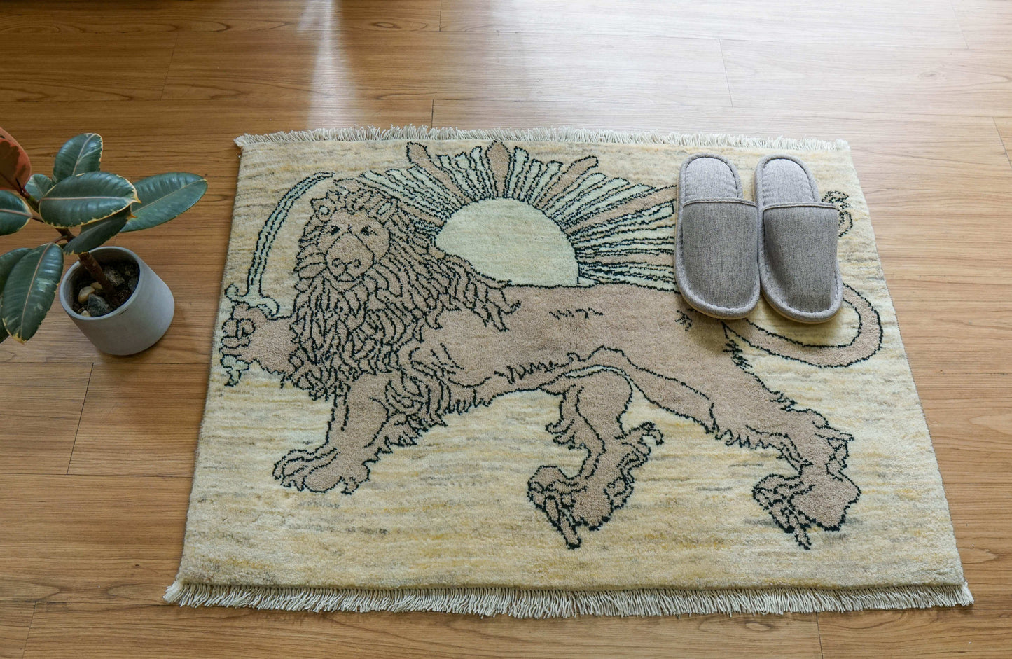  手織りペルシャ絨毯 カシュクリギャッベ リズバフト  93×65cm｜ライオンと太陽デザイン｜高密度織り ウールラグ 玄関マット