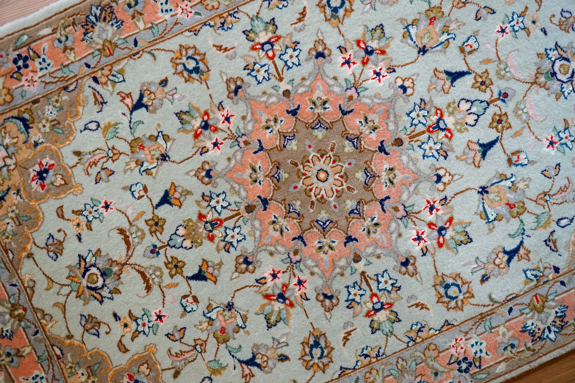 Collection ペルシャ絨毯 カシャーン産 130×85cm ｜ ウールとシルクが織りなす柔らかな光と伝統の花文様