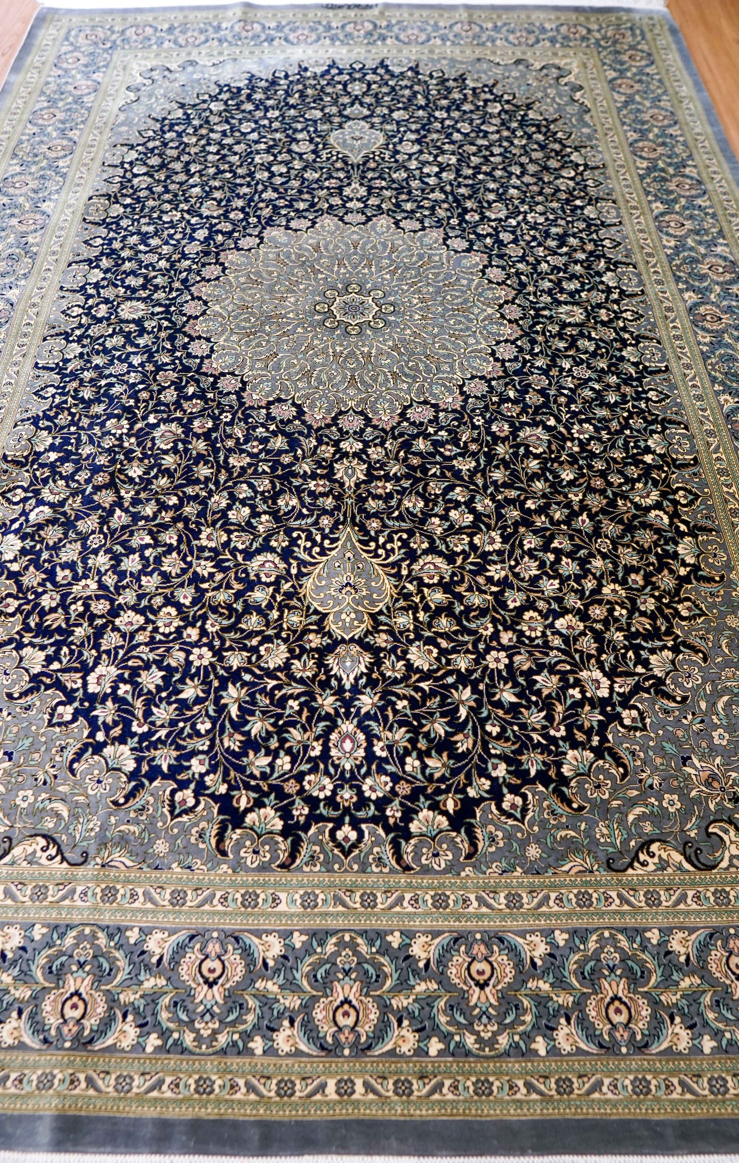  ペルシャ手織り絨毯 クム産 シルク100％ 200×132cm｜ラジョルディ房・総柄メダリオン