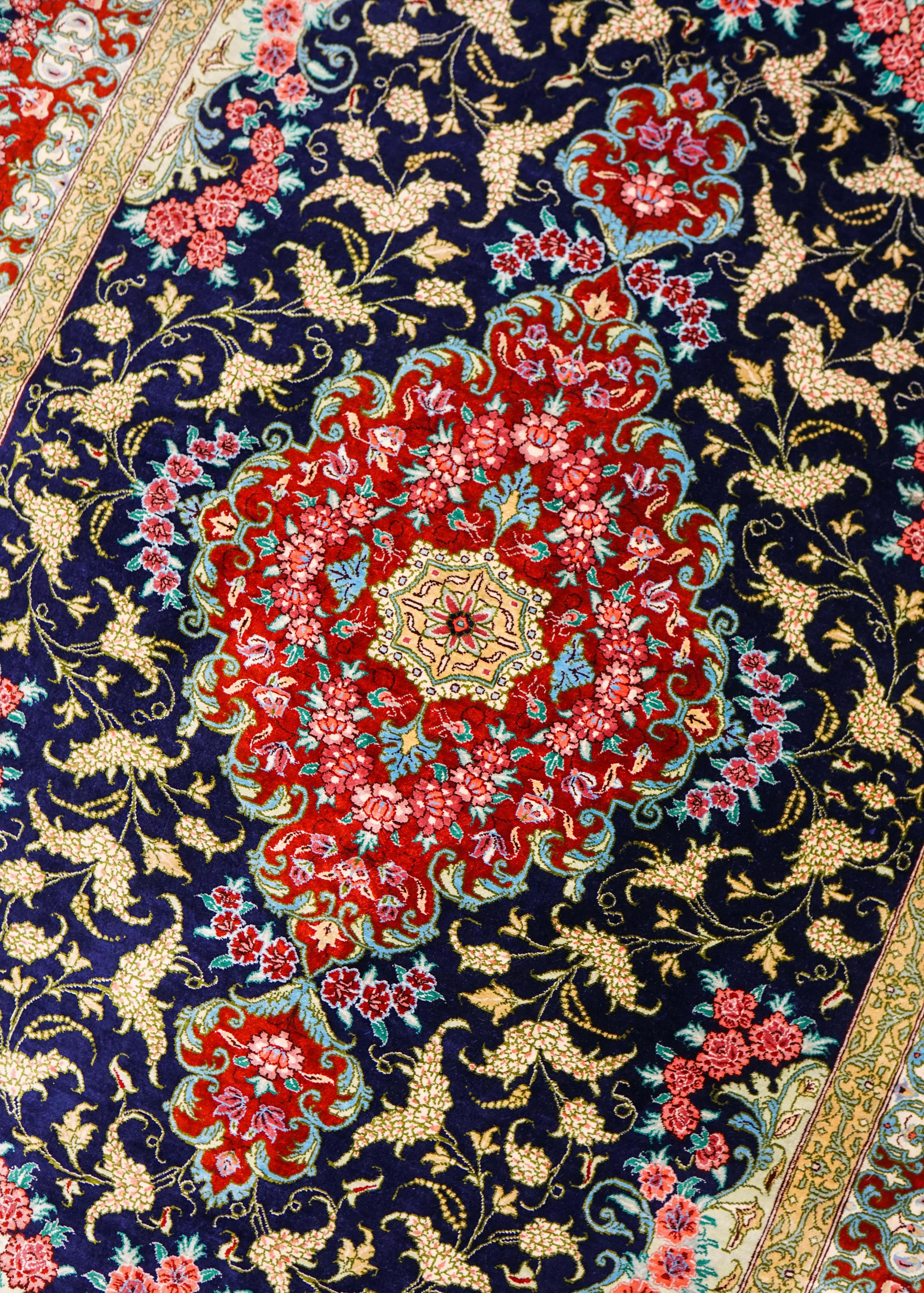 ペルシャ絨毯 クム産 100％シルク 手織り 150×98cm – Decorworks