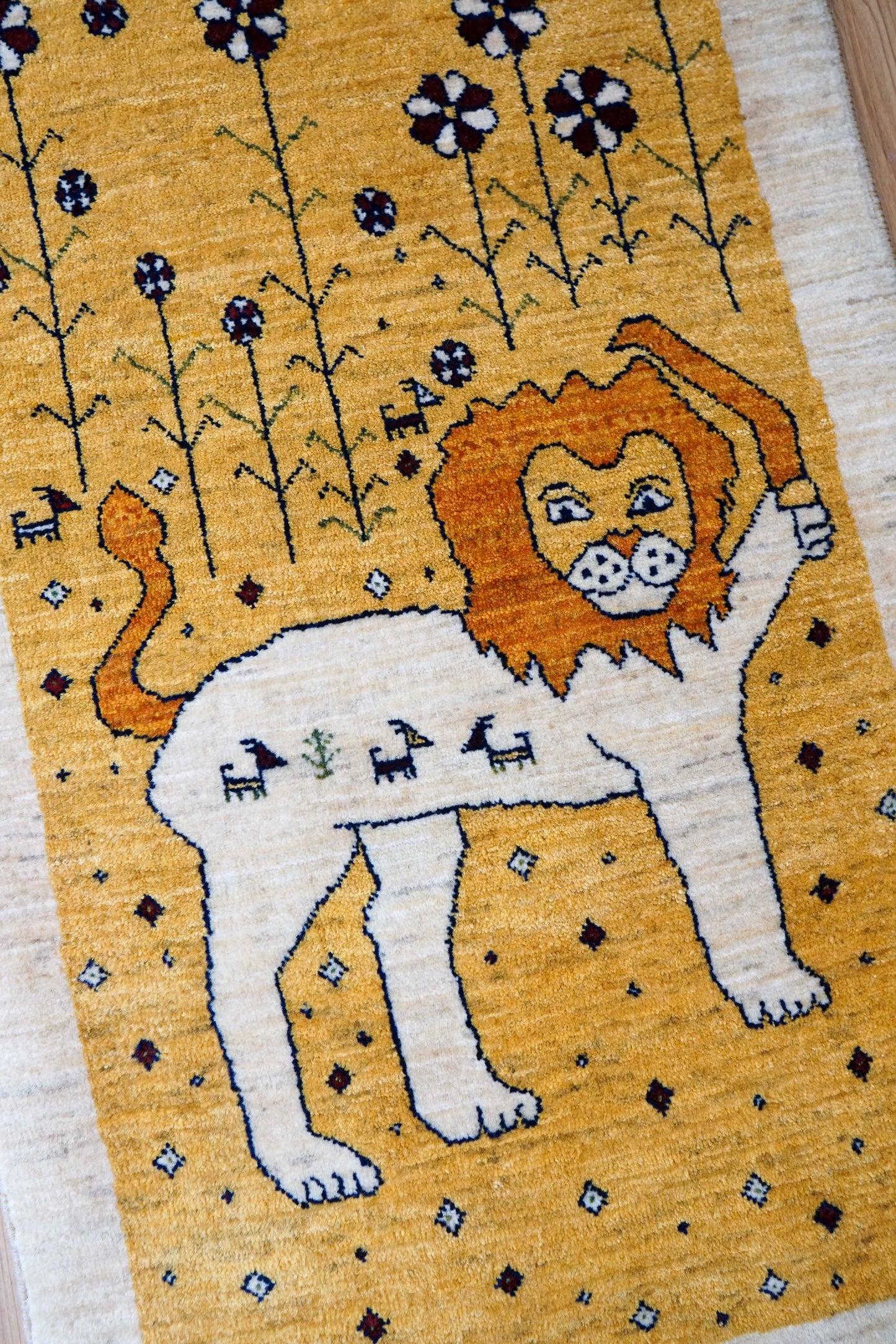 ペルシャ手織りカシュクリギャッベ リズバフト 101×63cm｜ライオン＆花モチーフ 高密度ギャッベ ウールラグ