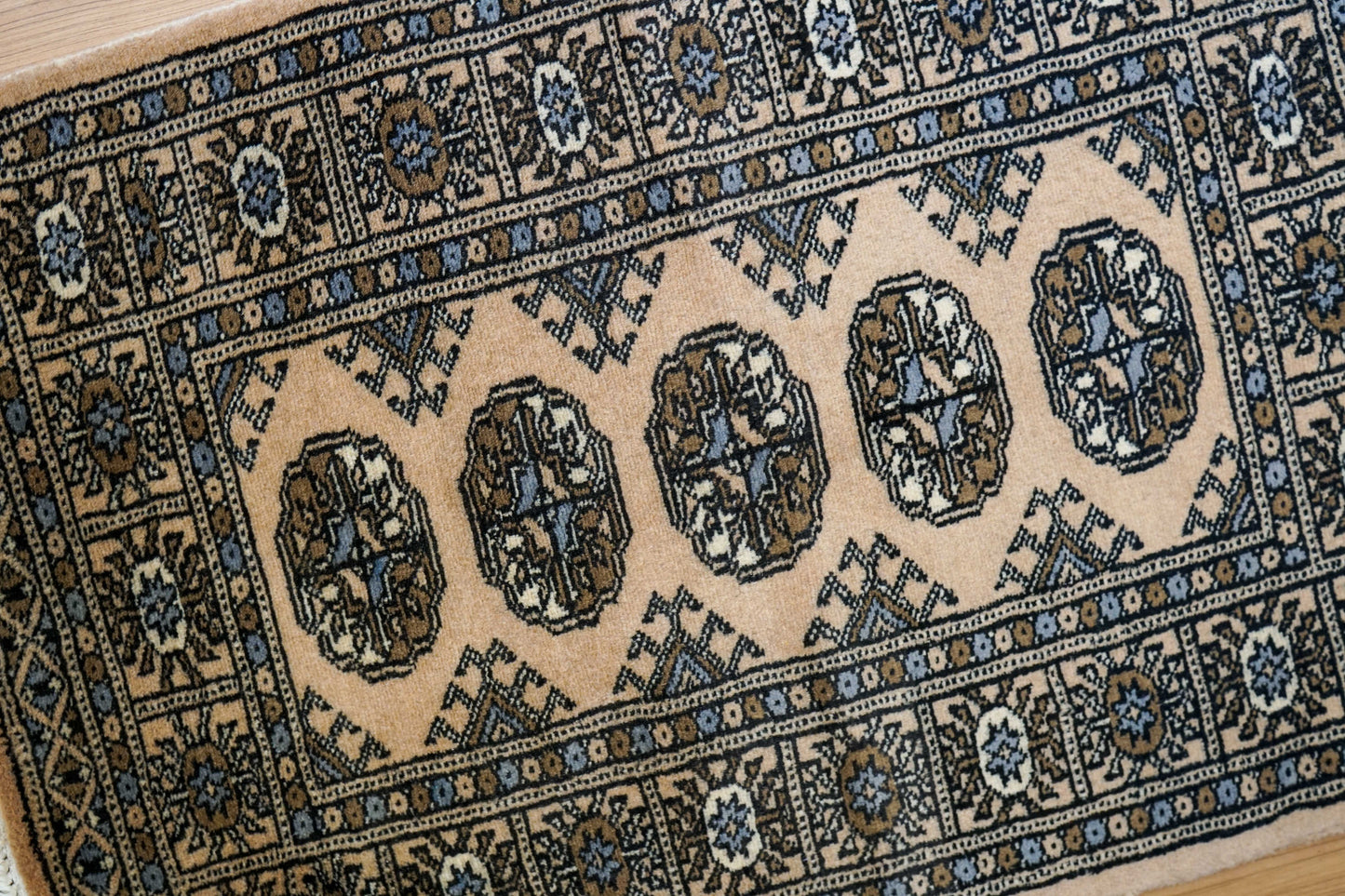  パキスタン手織り絨毯 93×62cm