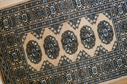  パキスタン手織り絨毯 93×62cm