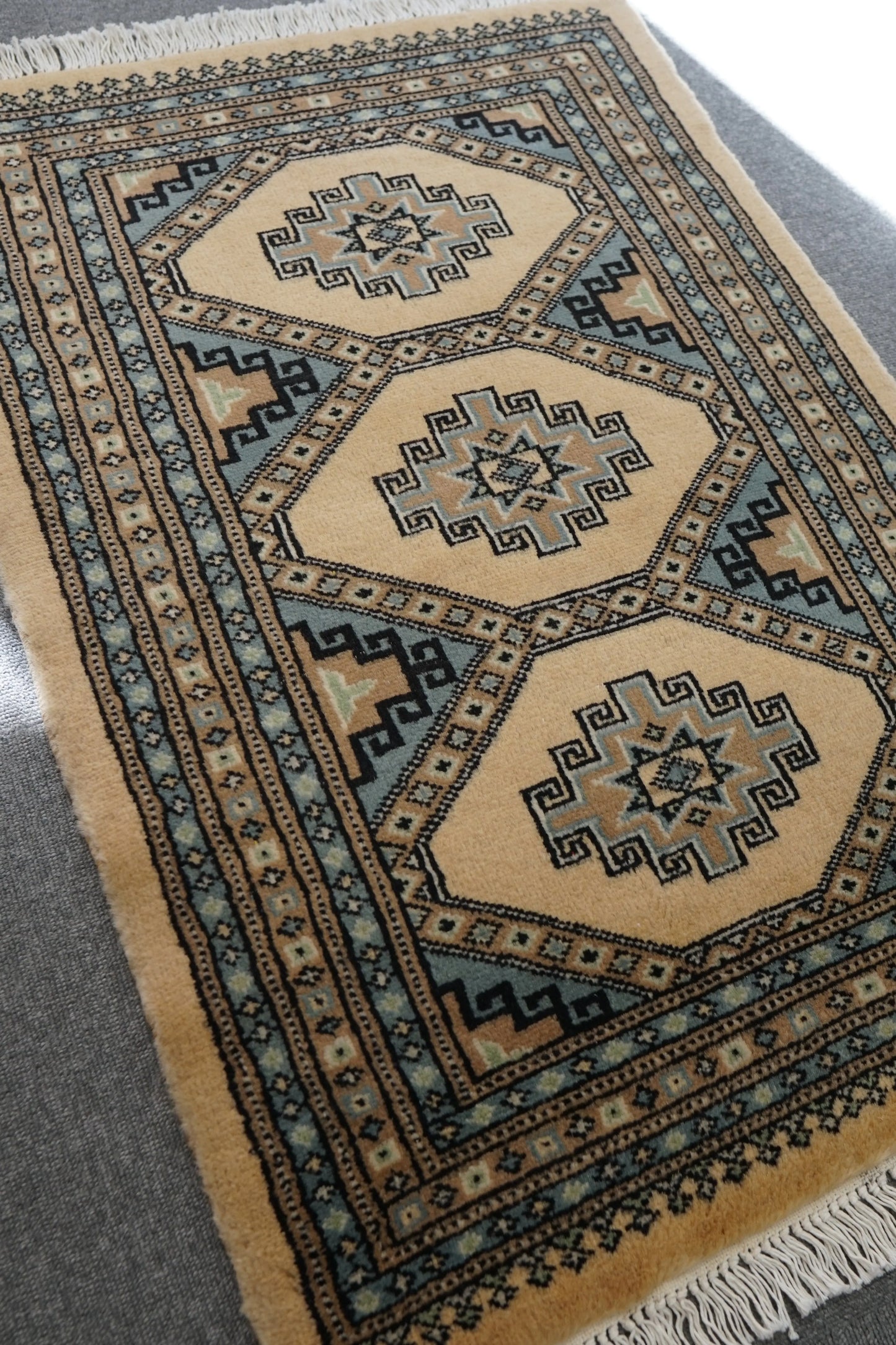81×63cm  パキスタン手織り絨毯 Decorworks