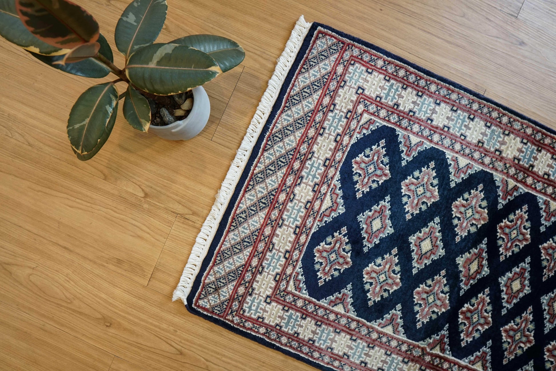  パキスタン手織り絨毯　 93×61cm