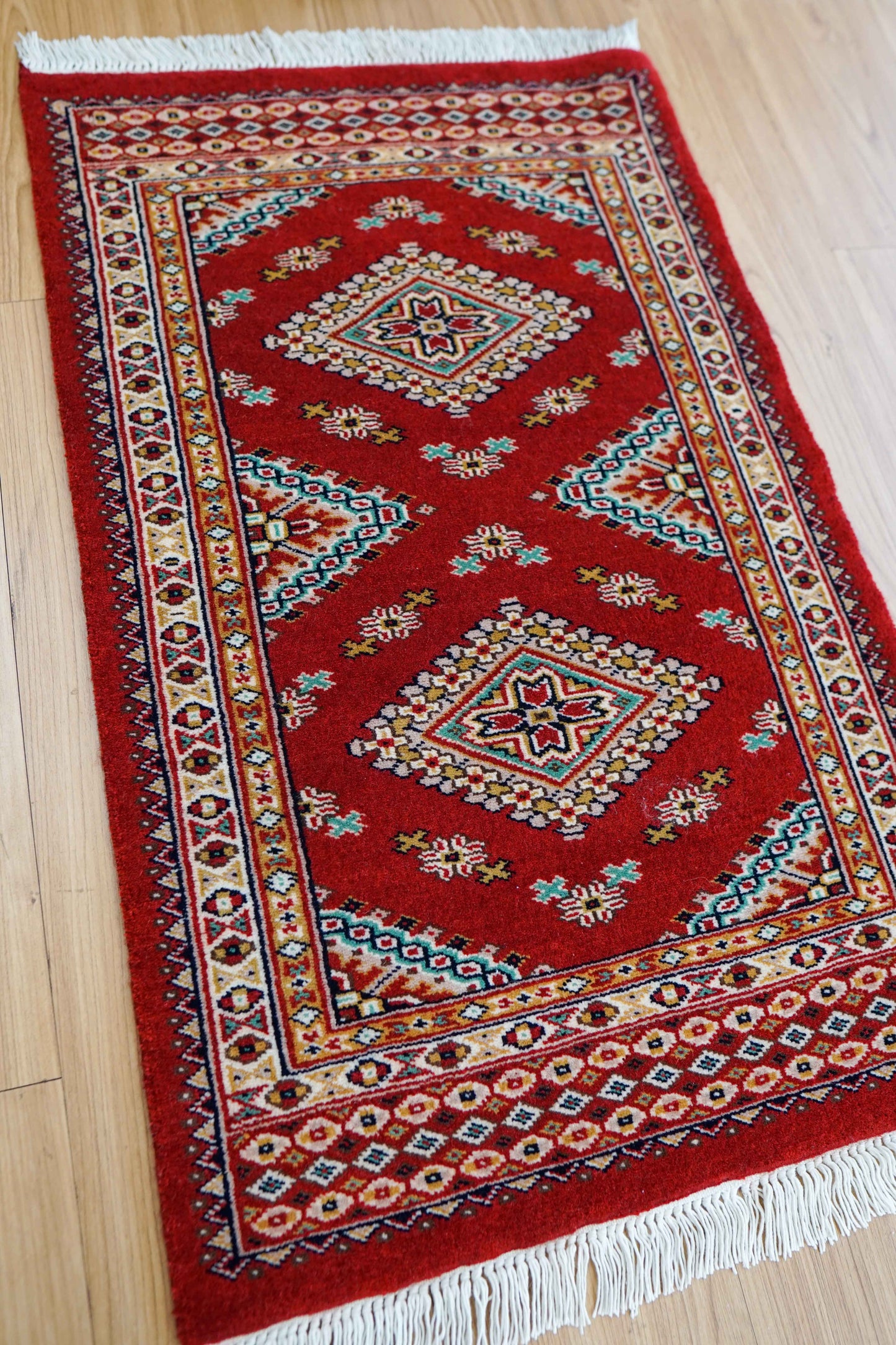  パキスタン手織り絨毯 玄関マット 78×49cm ファインクオリティ 赤基調 トライバルデザイン ウールラグ