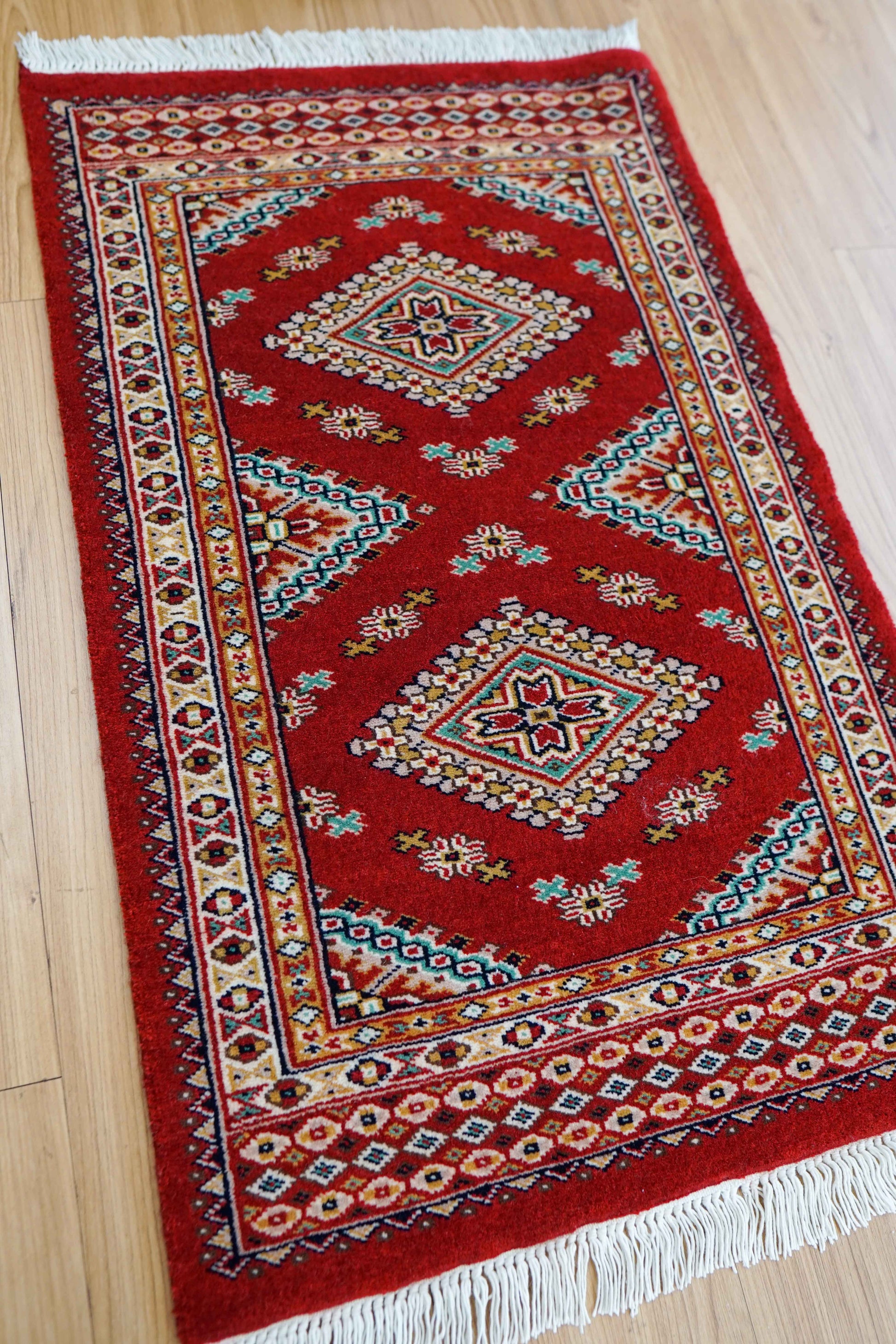  パキスタン手織り絨毯 玄関マット 78×49cm ファインクオリティ 赤基調 トライバルデザイン ウールラグ