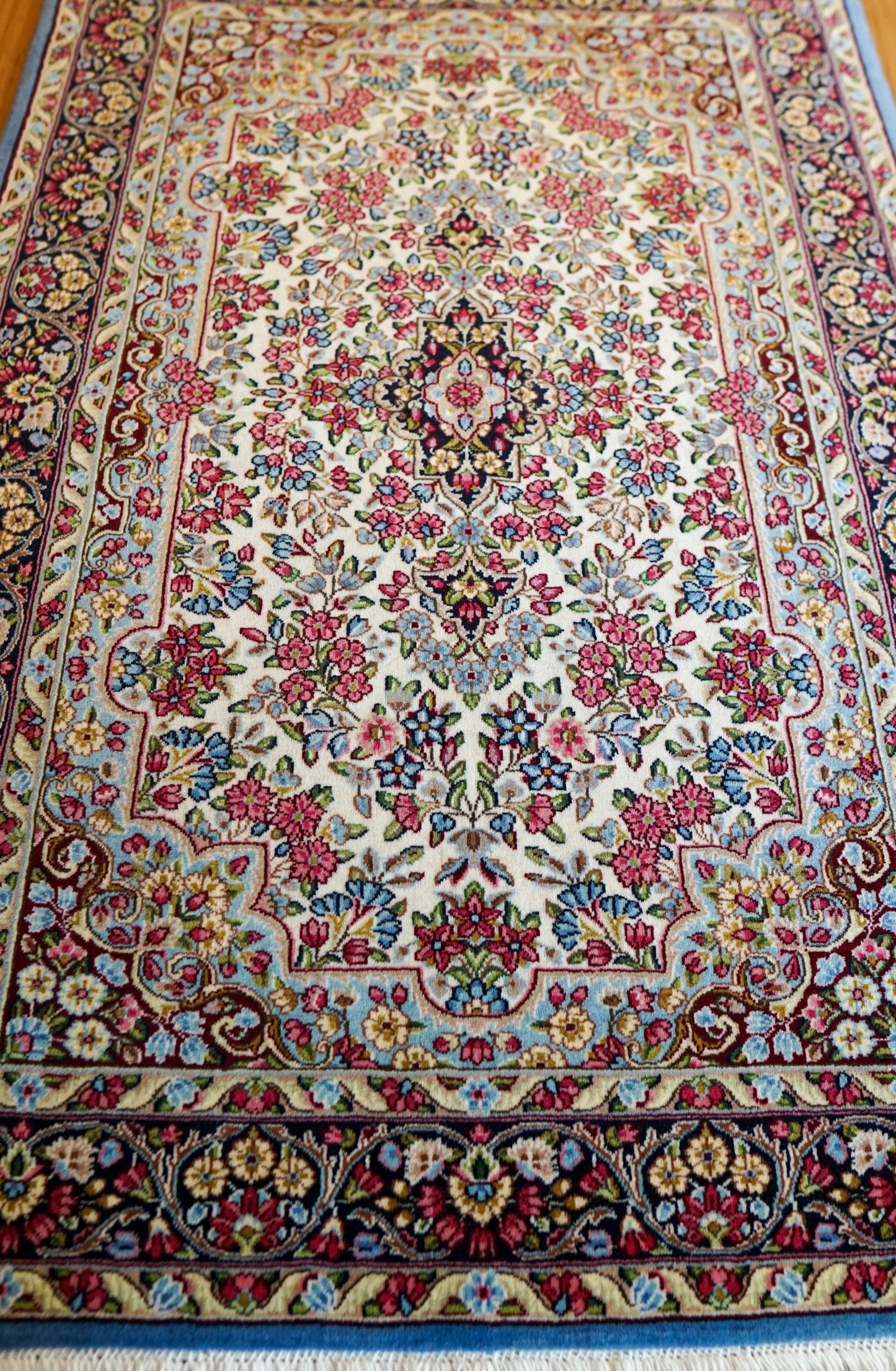  手織り ペルシャ絨毯 ケルマン産 152×102cm｜華やかな花柄デザイン