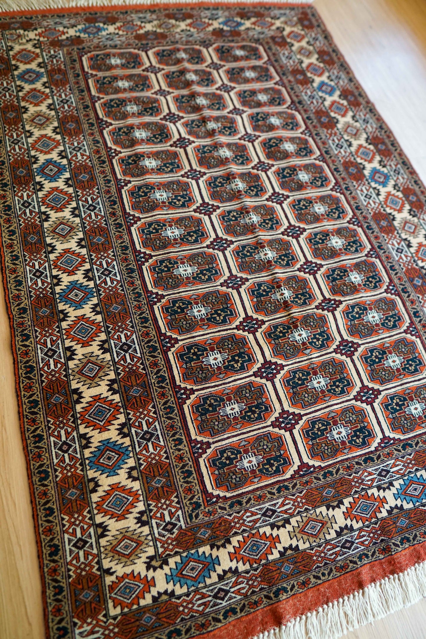  手織り ペルシャ絨毯 トルクメン ボハラ 174×120cm｜伝統のギュル文様が美しい一枚