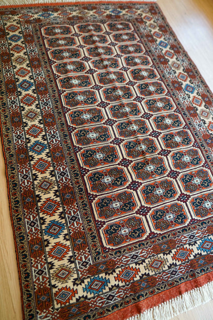  手織り ペルシャ絨毯 トルクメン ボハラ 174×120cm｜伝統のギュル文様が美しい一枚