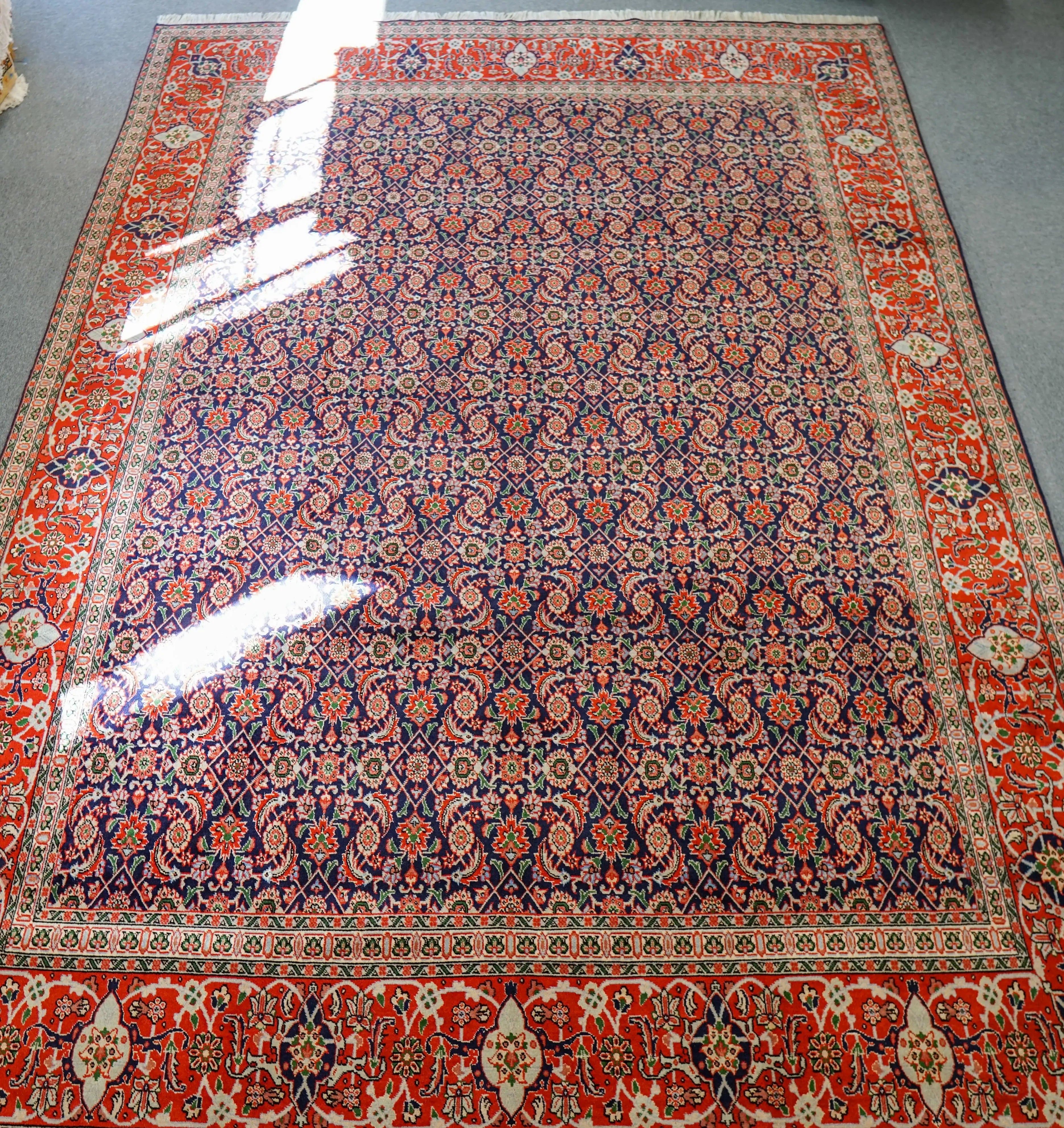 ペルシャ手織り絨毯タブリーズ産 高級シルク＆ウール使用 精緻な花柄と