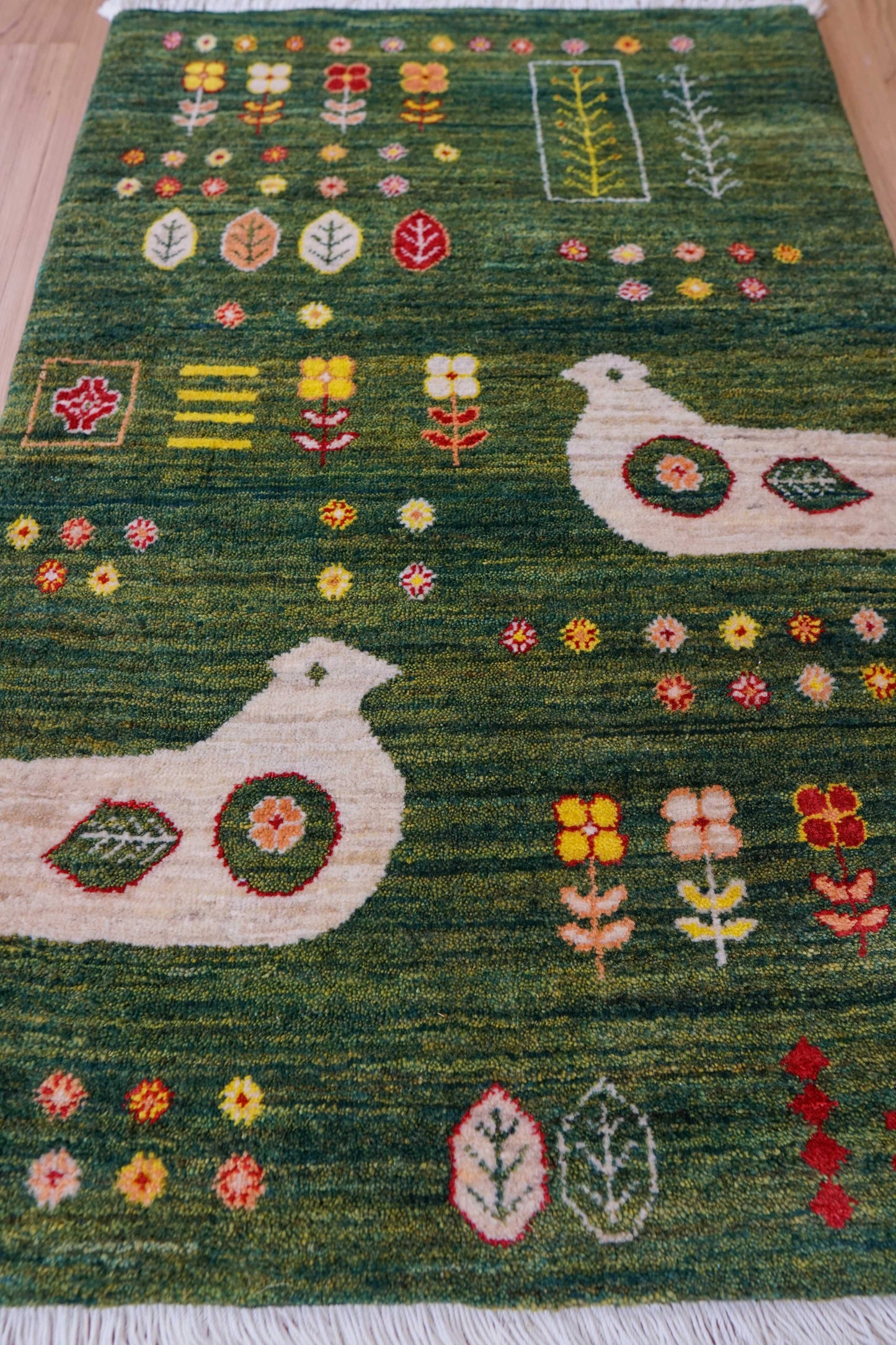  ペルシャ手織りカシュクリギャッベ リズバフト 93×62cm｜緑の草原と鳥のモチーフ・高密度織り ギャベ