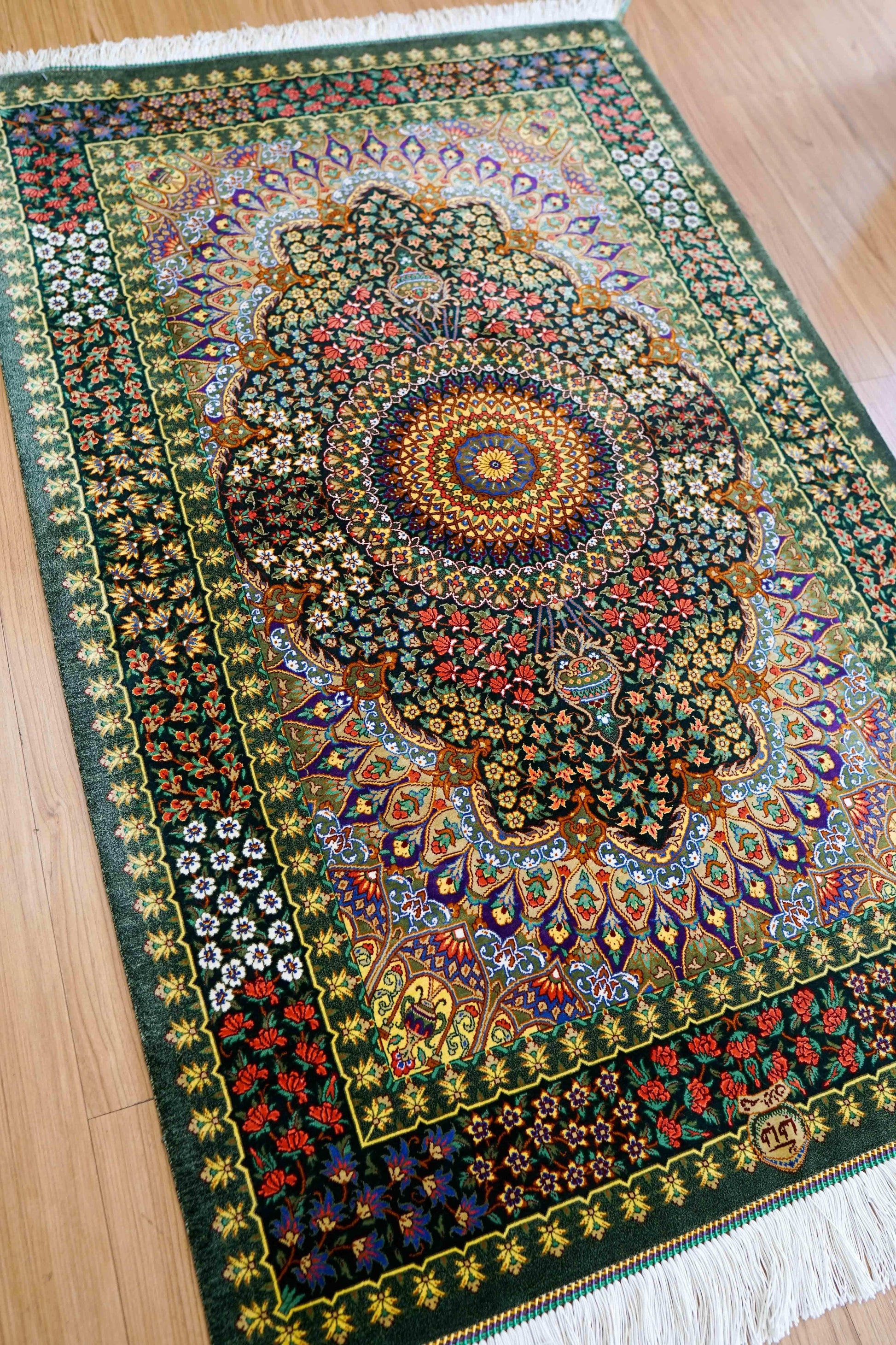 手織りペルシャ絨毯 クム産 タバタバイ工房 100％シルク 126×82cm｜グリーンメダリオン・最高級シルクラグ