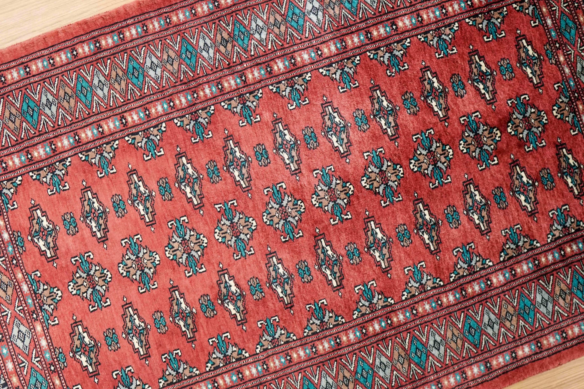  パキスタン手織り絨毯 トルクメンデザイン ピンク 127×81cm
