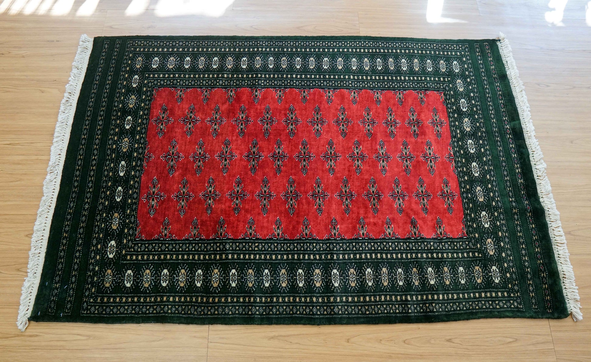  パキスタン手織り絨毯 143×92cm｜バタフライ文様・お守りモチーフのボーダー 高密度ウール