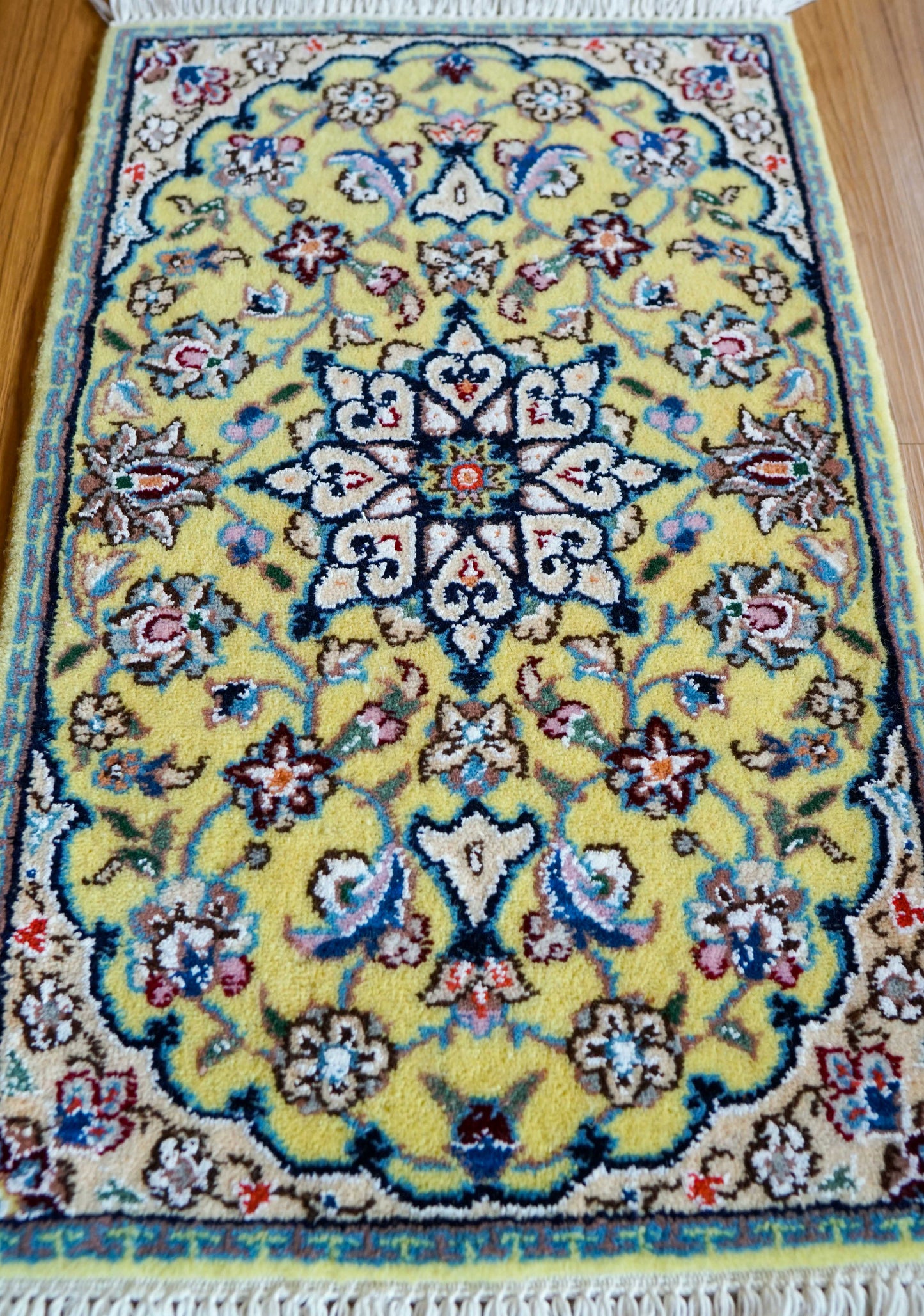  手織りペルシャ絨毯 ナイン産 40×61cm ミニラグ