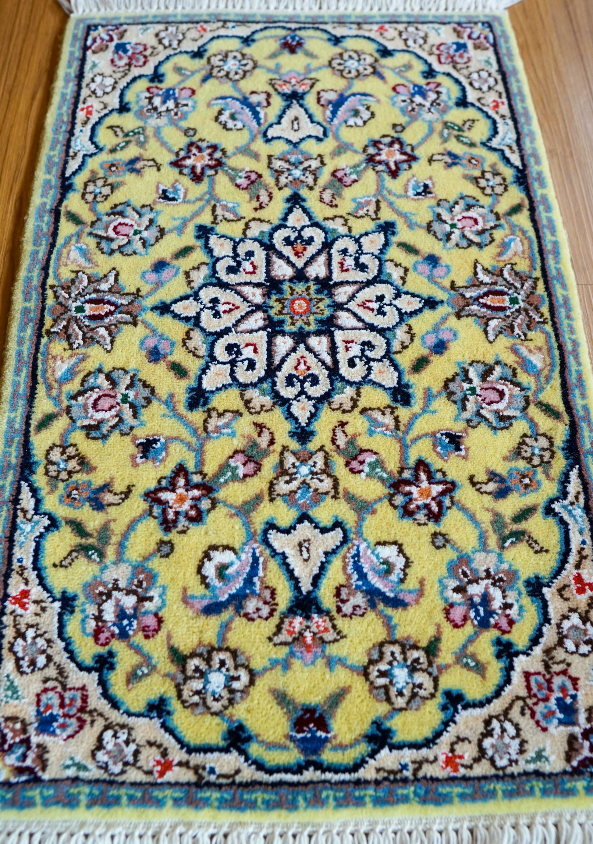  手織りペルシャ絨毯 ナイン産 40×61cm ミニラグ
