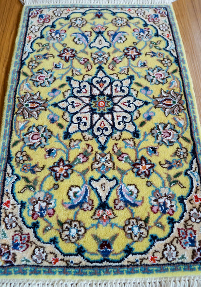  手織りペルシャ絨毯 ナイン産 40×61cm ミニラグ