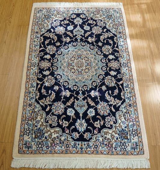 ペルシャ絨毯 ナイン産 121×79cm｜ネイビー基調