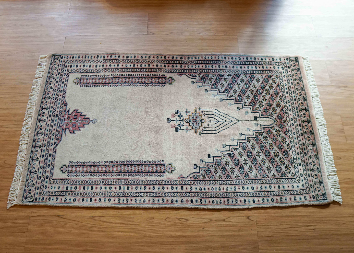  パキスタン手織り絨毯 ミフラーブデザイン 130×75cm