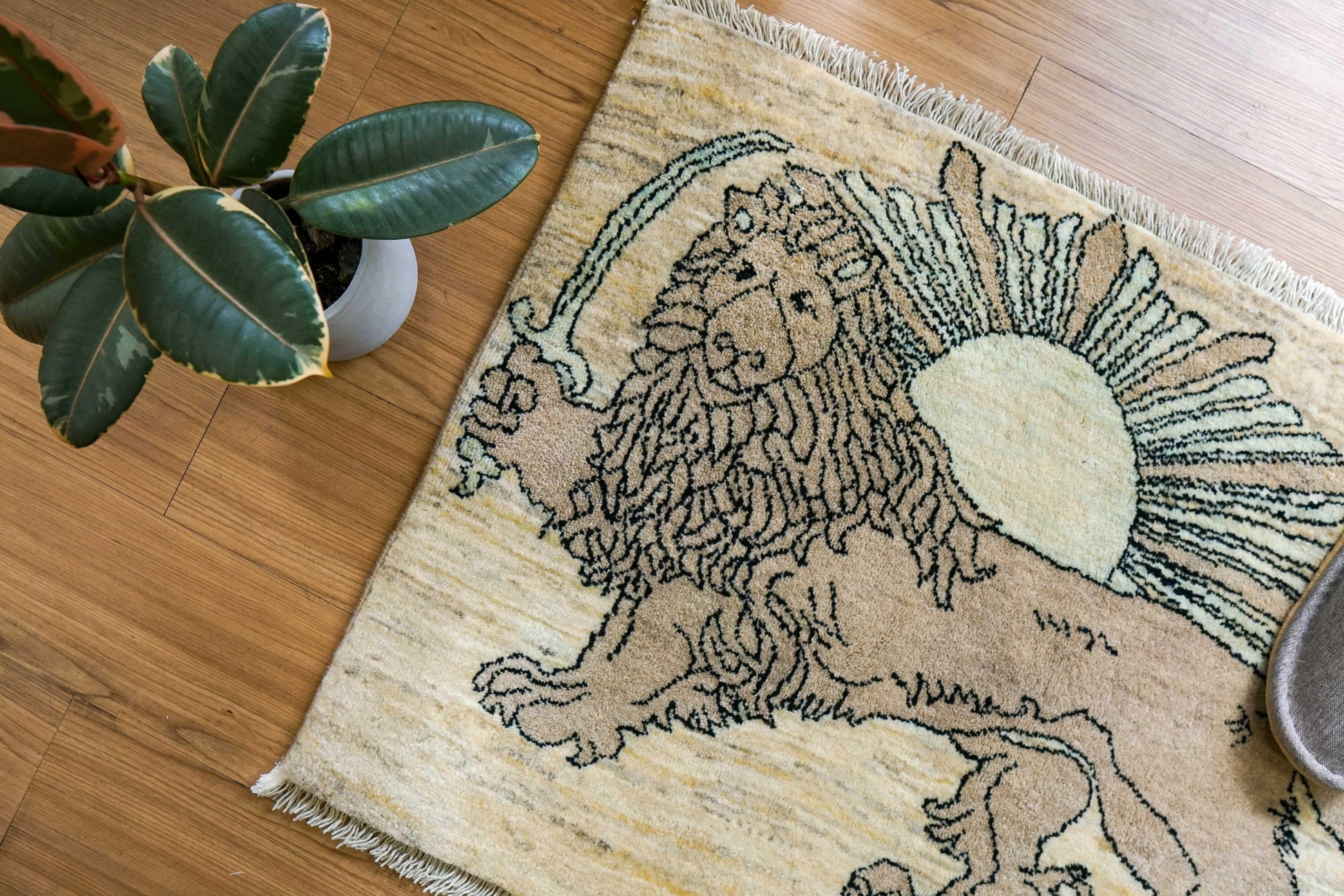  手織りペルシャ絨毯 カシュクリギャッベ リズバフト  93×65cm｜ライオンと太陽デザイン｜高密度織り ウールラグ 玄関マット