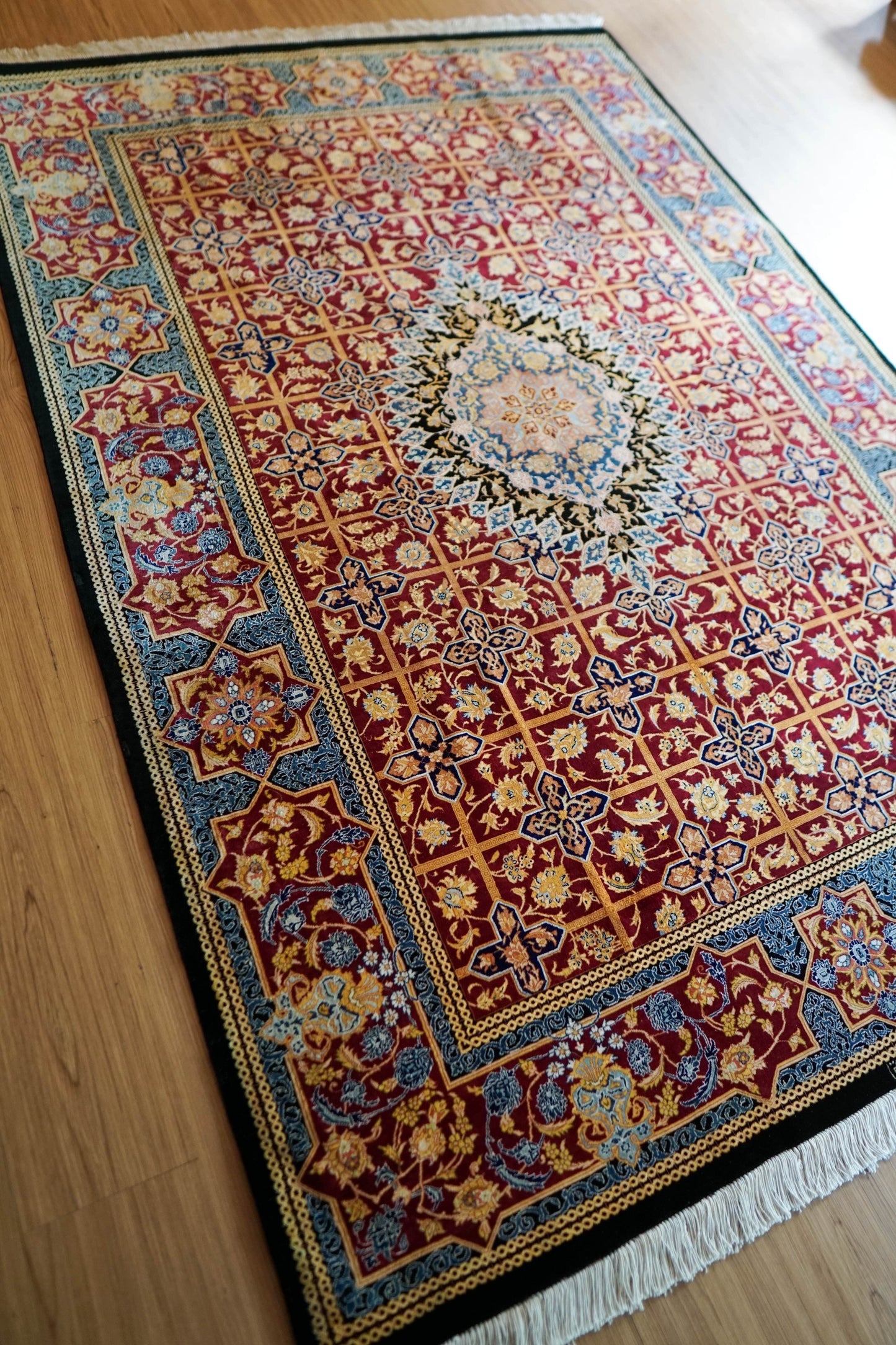  手織りペルシャ絨毯 クム産 【シルク】ラミニ工房 197×132cm ｜ 証明書付