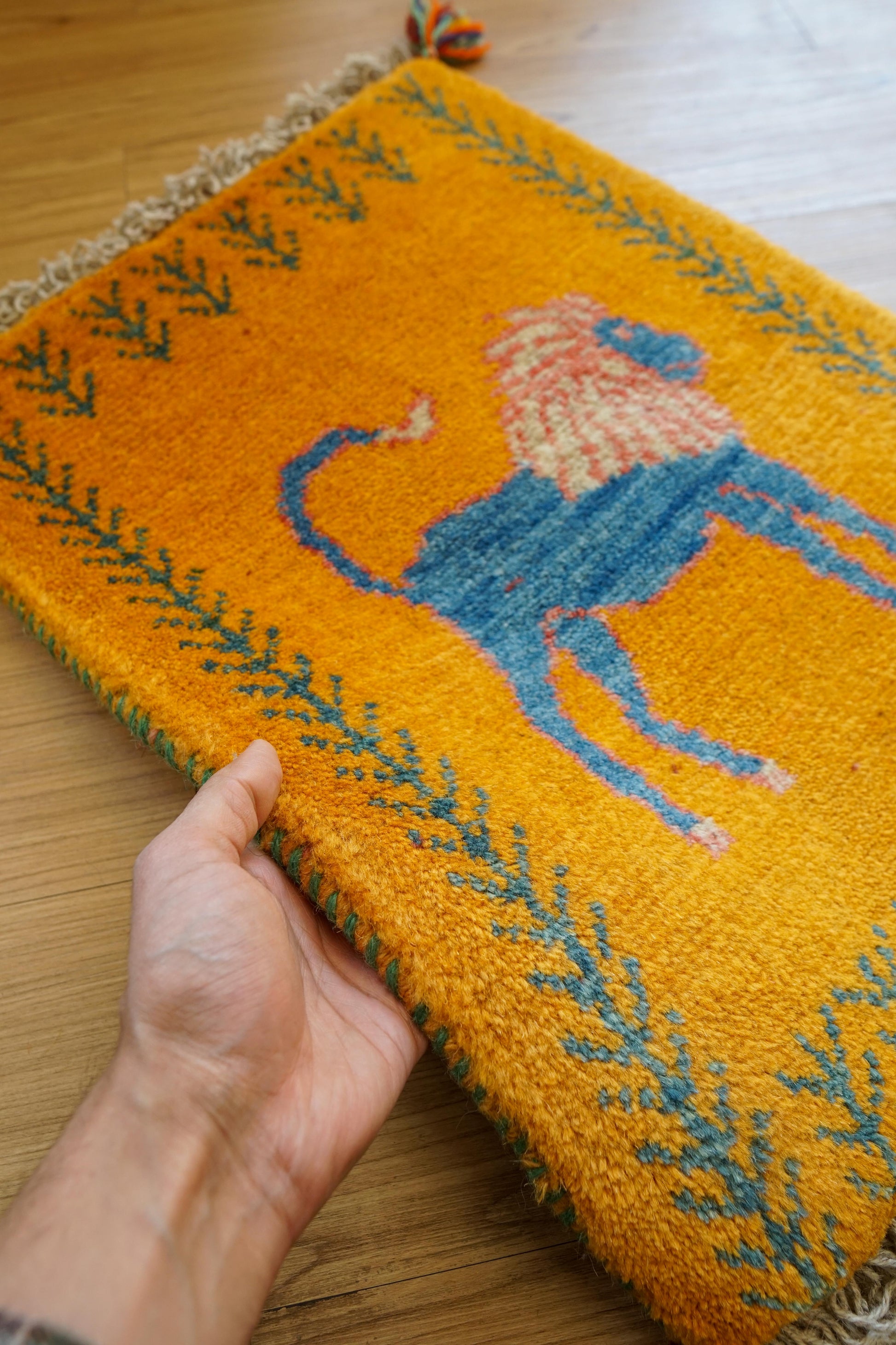  ペルシャ手織りギャッベ アマレ族 56×42cm ライオン文様・玄関マットサイズ