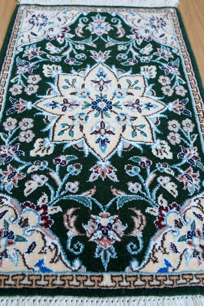  手織りペルシャ絨毯 ナイン産 60×42cm ミニラグ