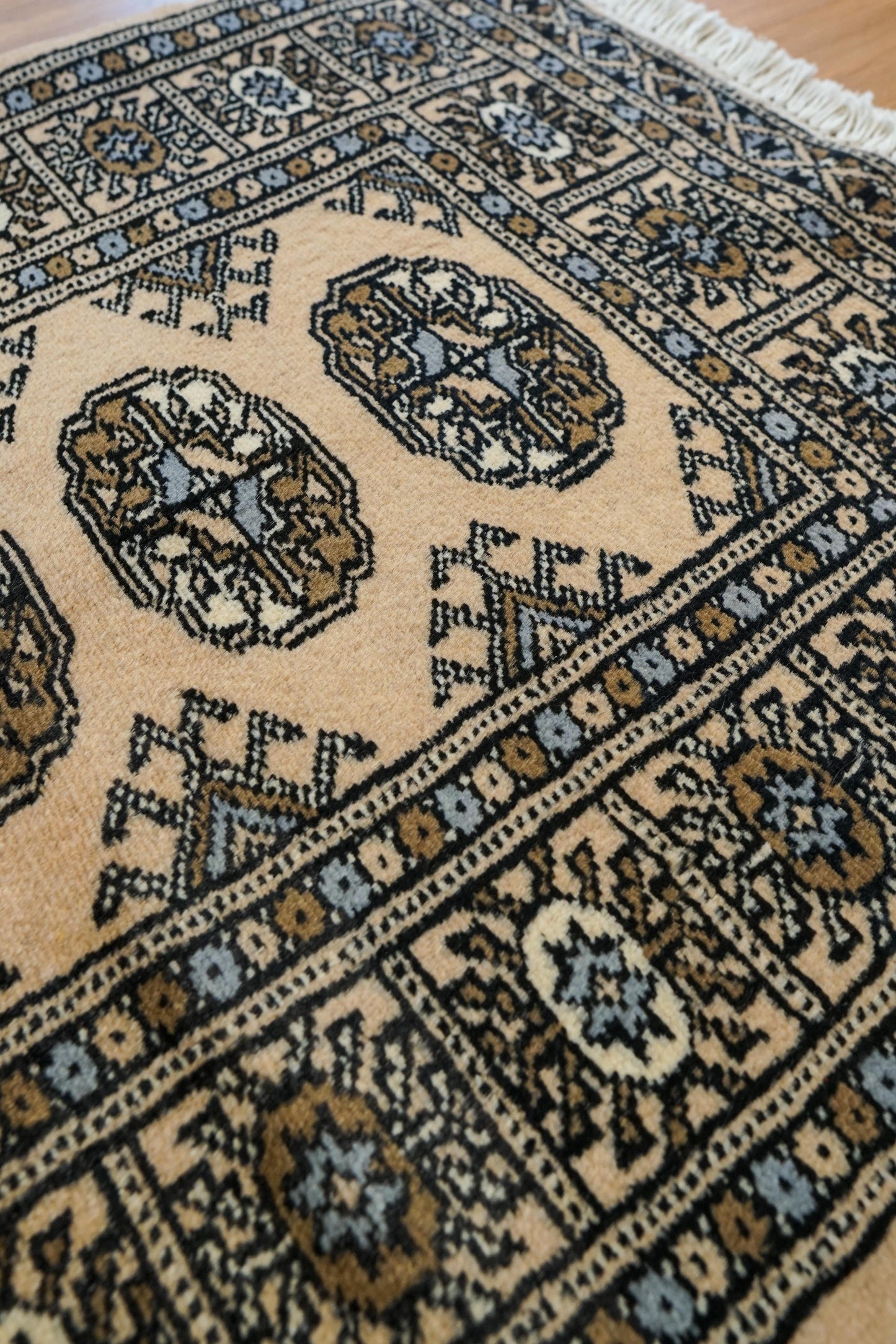  パキスタン手織り絨毯 93×62cm