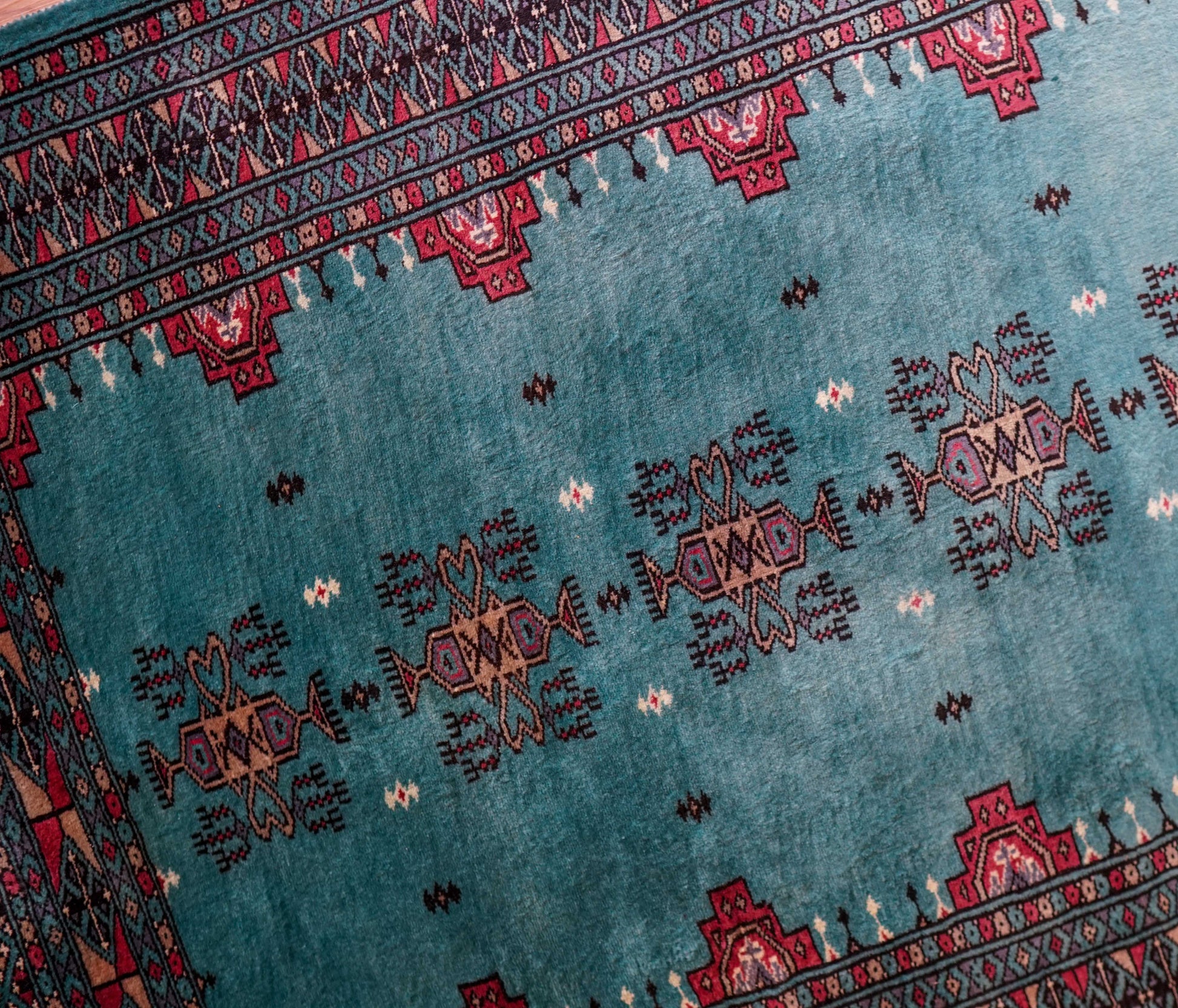  パキスタン手織り絨毯　122×82cm — ランプ文様が彩る上質ウールラグ