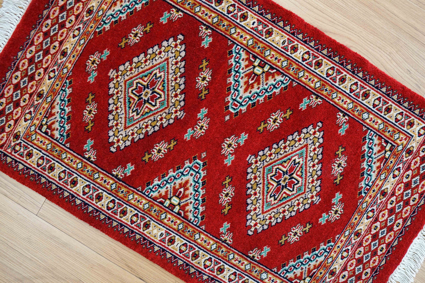  パキスタン手織り絨毯 玄関マット 78×49cm ファインクオリティ 赤基調 トライバルデザイン ウールラグ