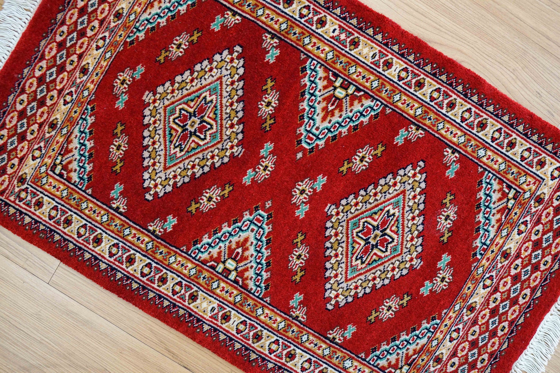  パキスタン手織り絨毯 玄関マット 78×49cm ファインクオリティ 赤基調 トライバルデザイン ウールラグ