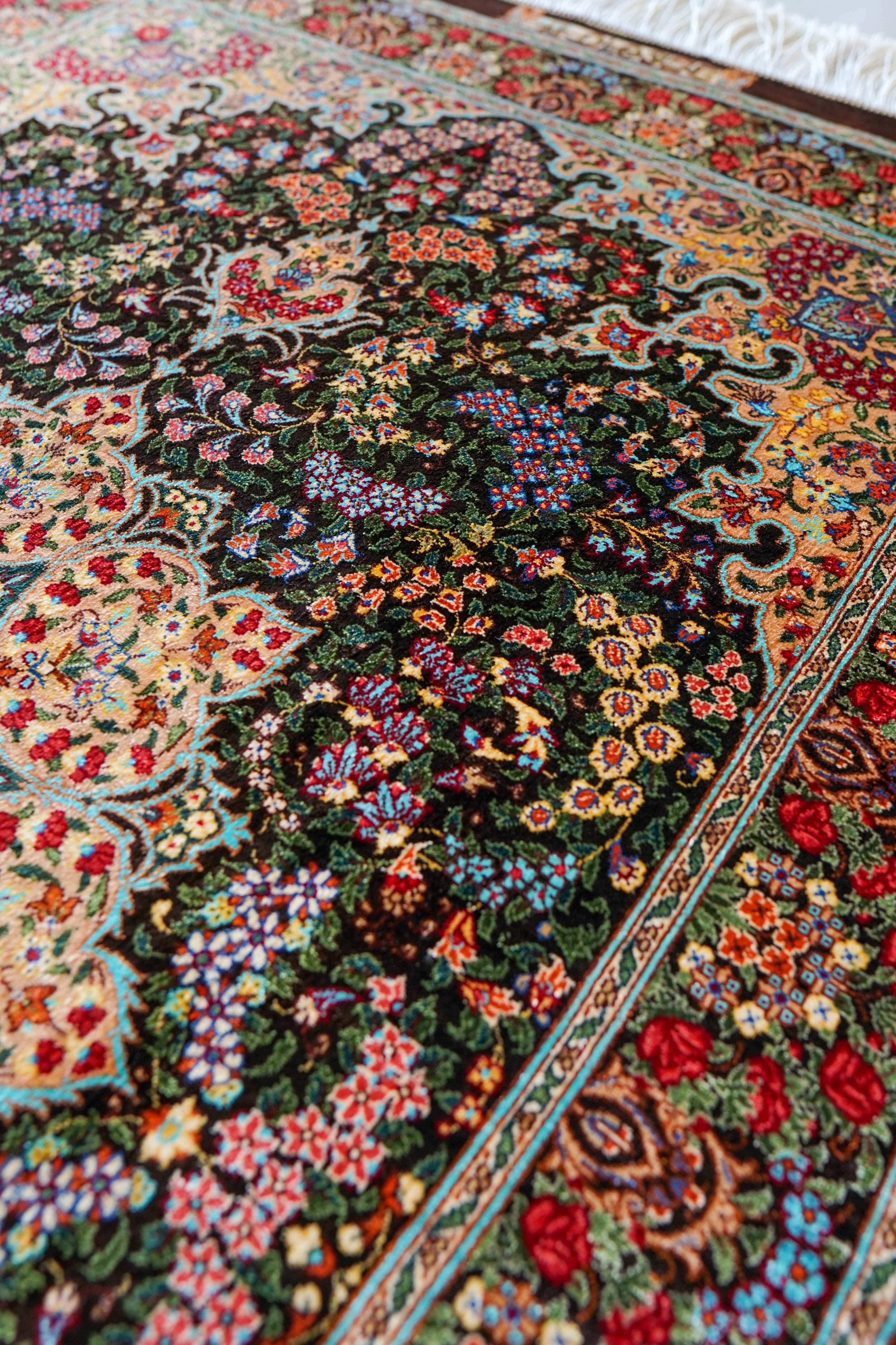 ペルシャ手織り絨毯 クム産 シルク100％ 125×80cm｜ラジビヤン房