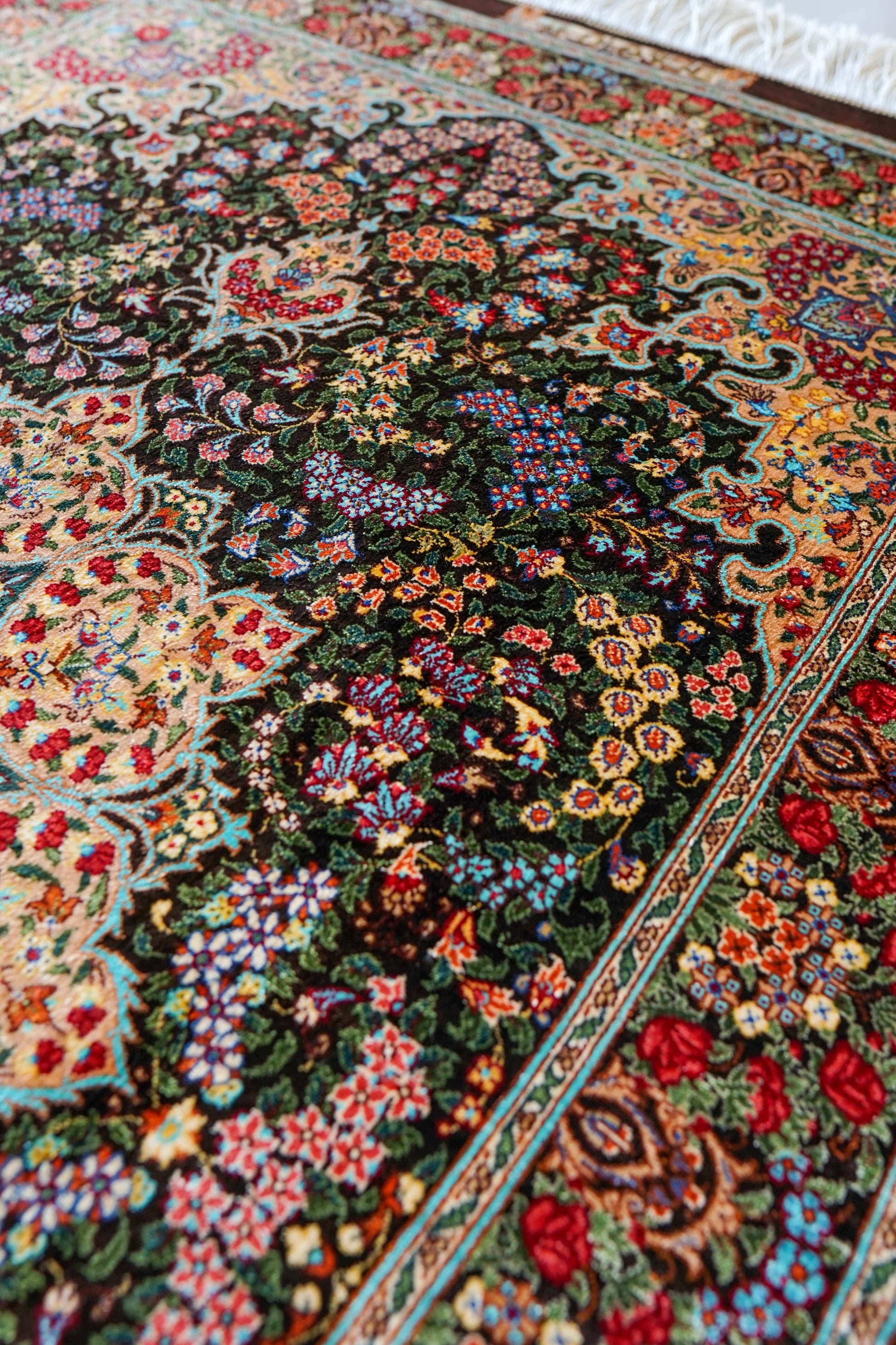  ペルシャ手織り絨毯 クム産 シルク100％ 125×80cm｜ラジビヤン房作 黒地フローラルメダリオン