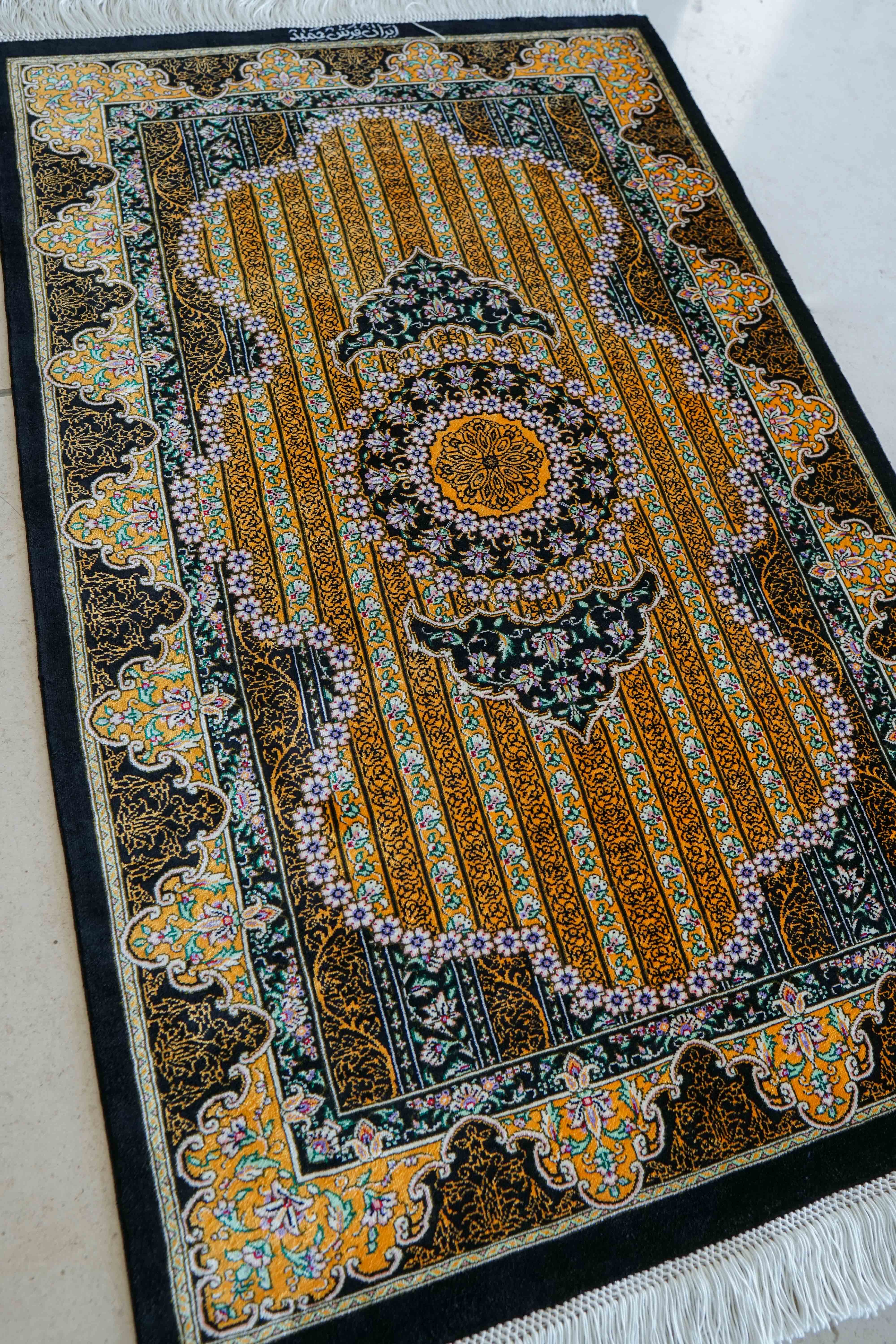 ペルシャ絨毯 クム産シルク100% ハミード工房 92×59cm – Decorworks