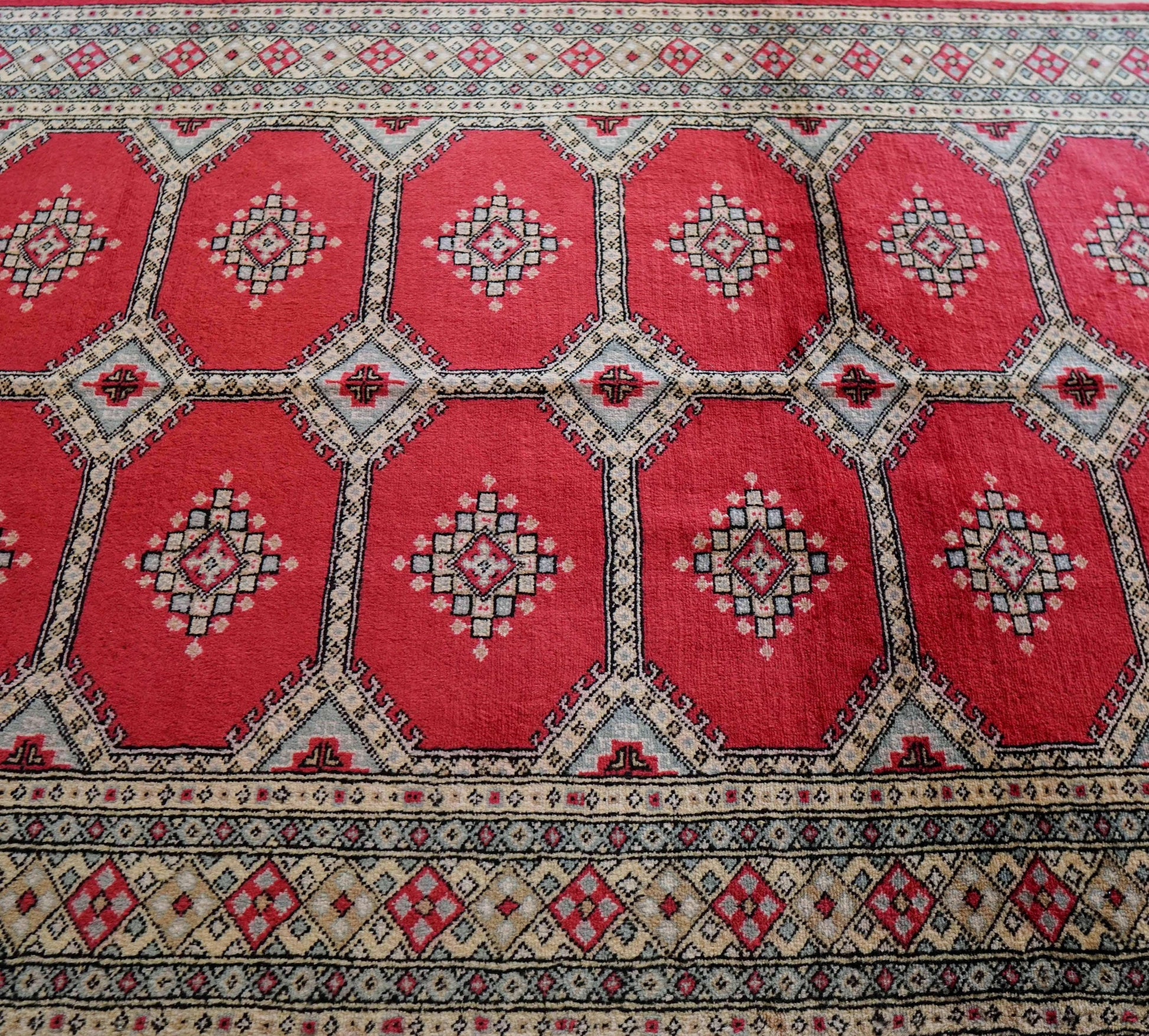  パキスタン手織り絨毯 ジャルダール トライバルラグ ピンクがかった赤 200×128cm