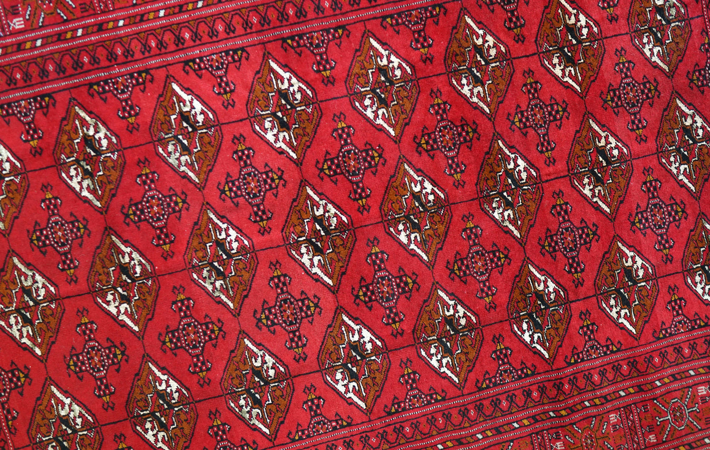  192×126cm　トルクメン ボハラ手織り絨毯