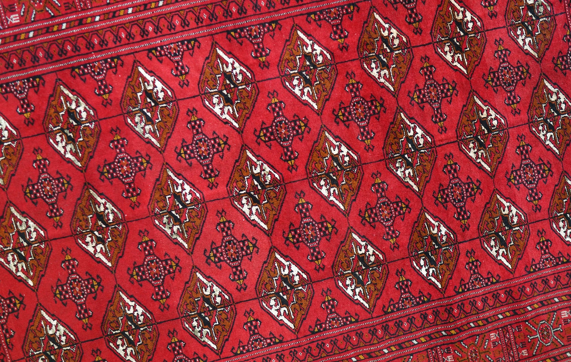  192×126cm　トルクメン ボハラ手織り絨毯