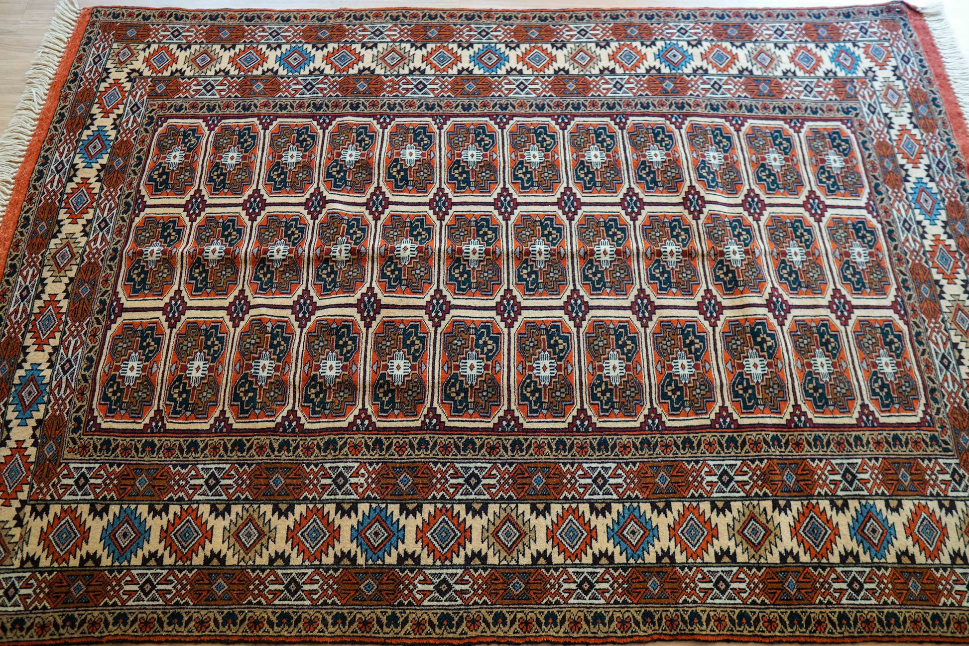  手織り ペルシャ絨毯 トルクメン ボハラ 174×120cm｜伝統のギュル文様が美しい一枚