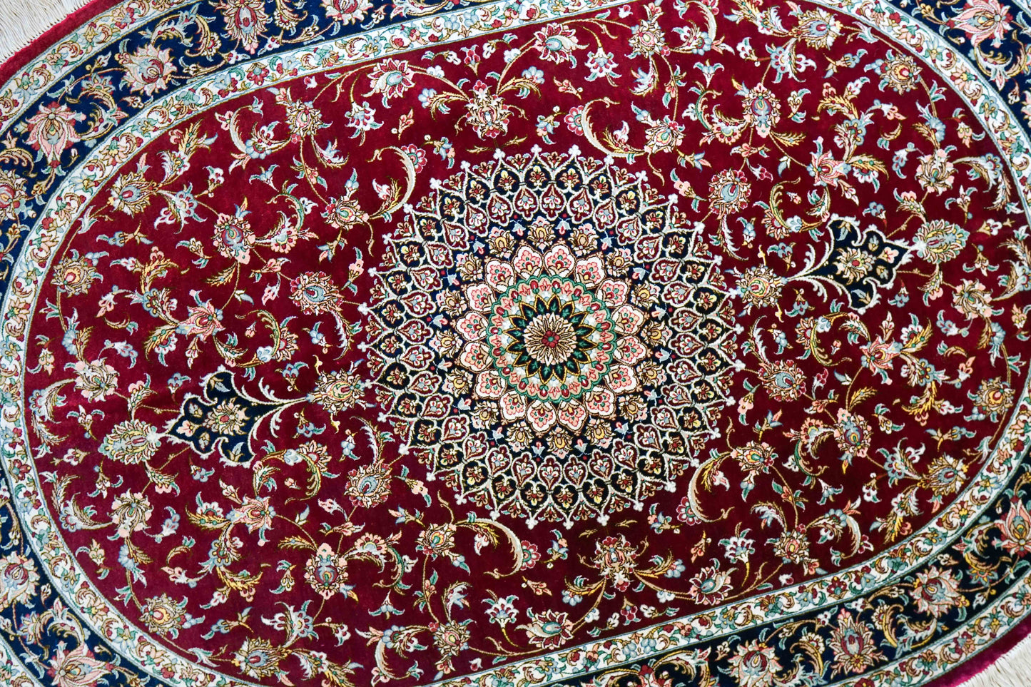  ペルシャ絨毯 クム産 シルク100% 手織りラグ 147×98cm｜モハマディ房 オーバルデザイン 高密度シルク絨毯