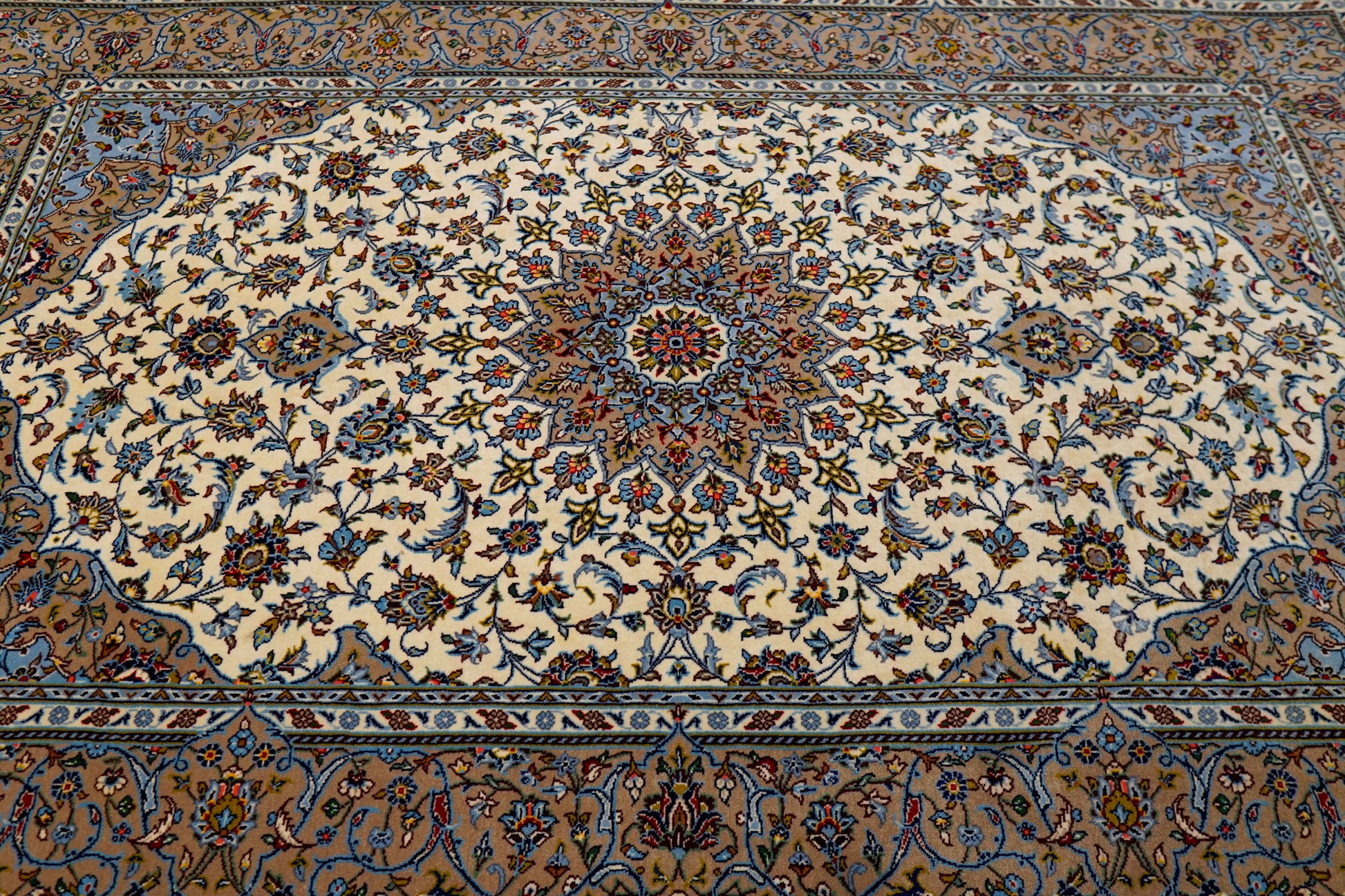  ペルシャ絨毯 カシャーン産 226×152cm (カシャン)｜伝統メダリオンデザイン・上品なアイボリー×ブルー