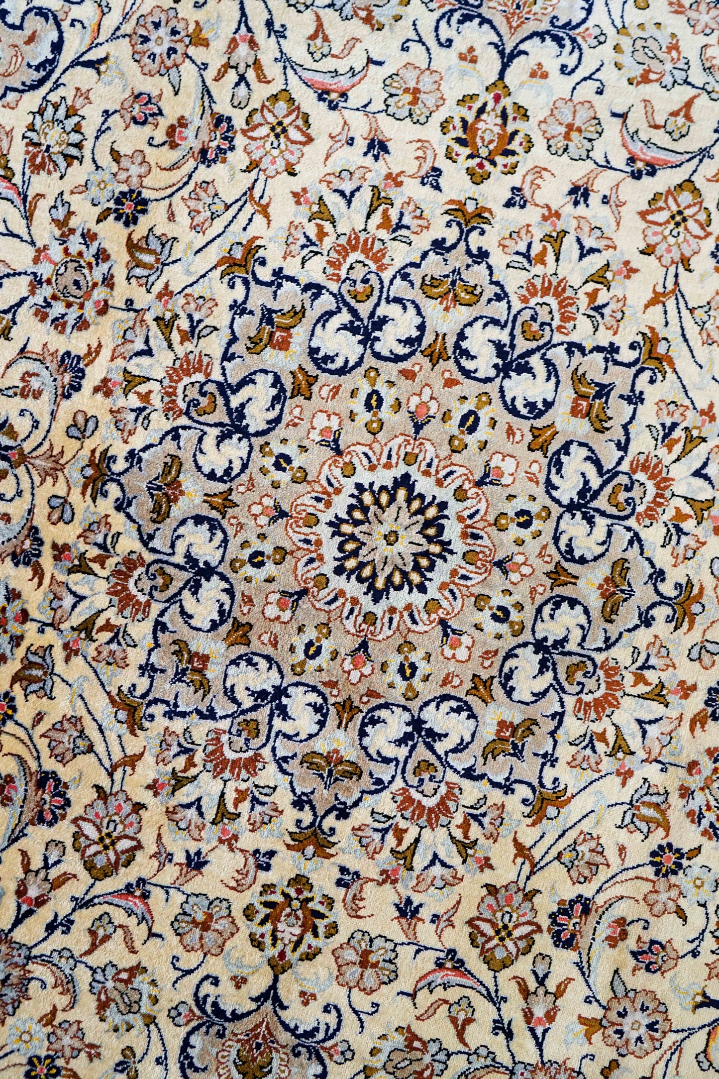  手織りペルシャ絨毯 クム産 ヌーリ工房｜花柄メダリオン 手織りラグ 199×129cm