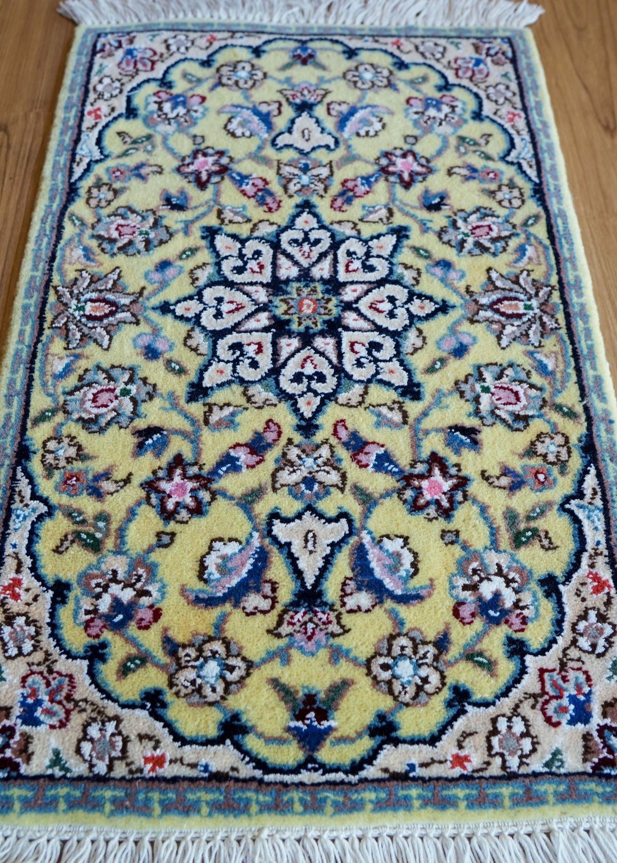  手織りペルシャ絨毯 ナイン産 60×40cm ミニラグ